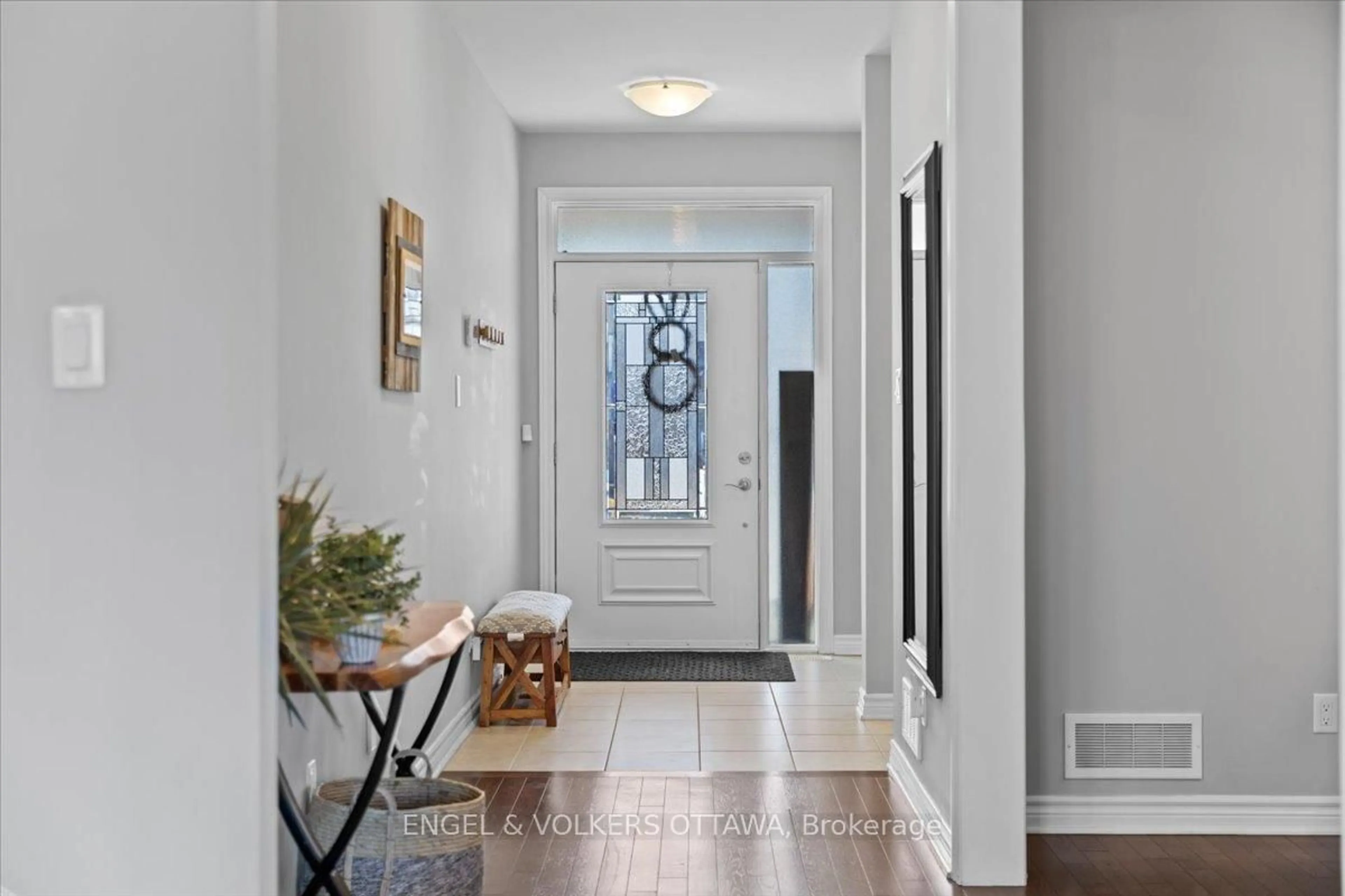 Indoor entryway for 202 Pioneer Rd, Russell Ontario K4R 0E1