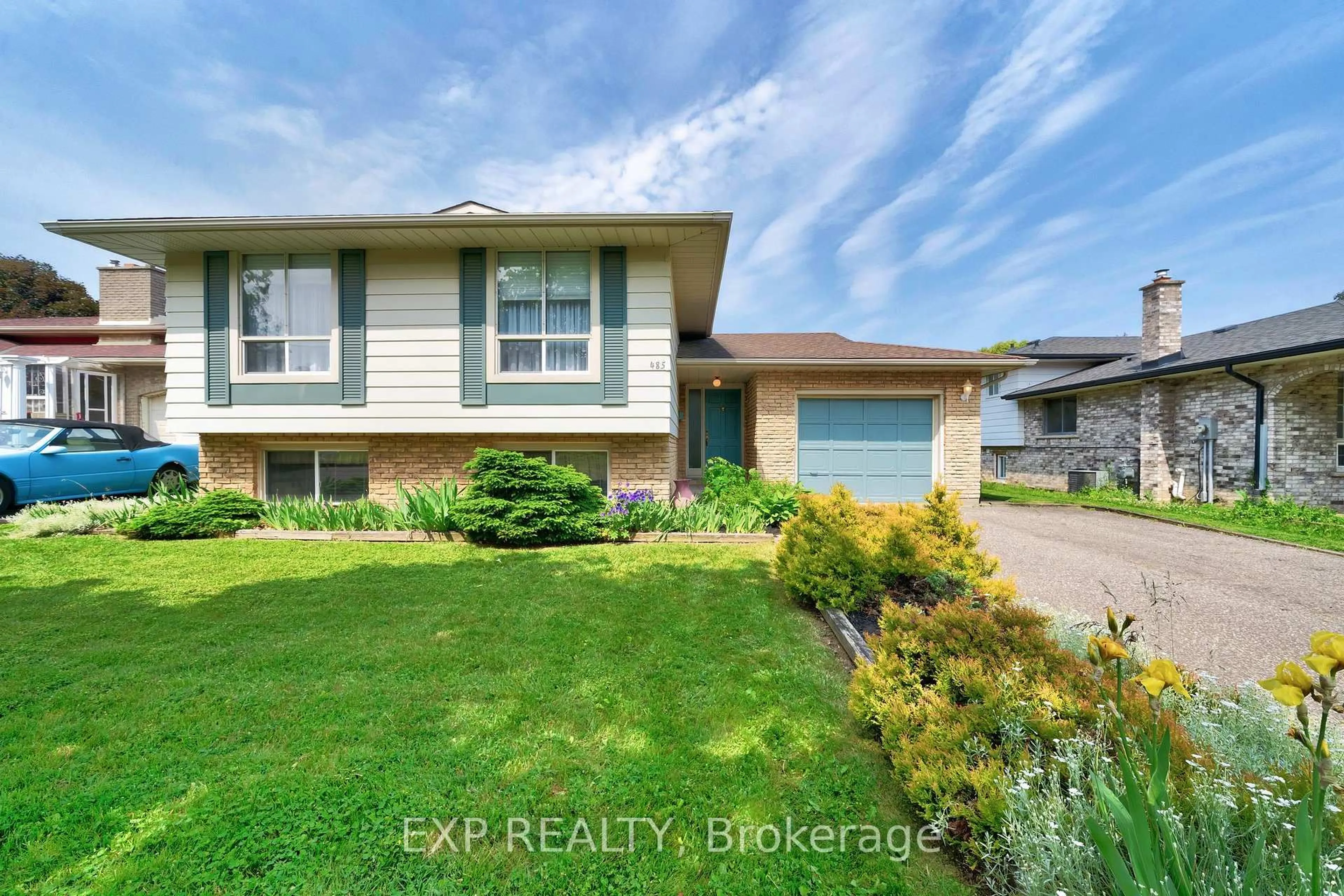 Home with vinyl exterior material, street for 485 Grantham Ave, St. Catharines Ontario L2M 6W1