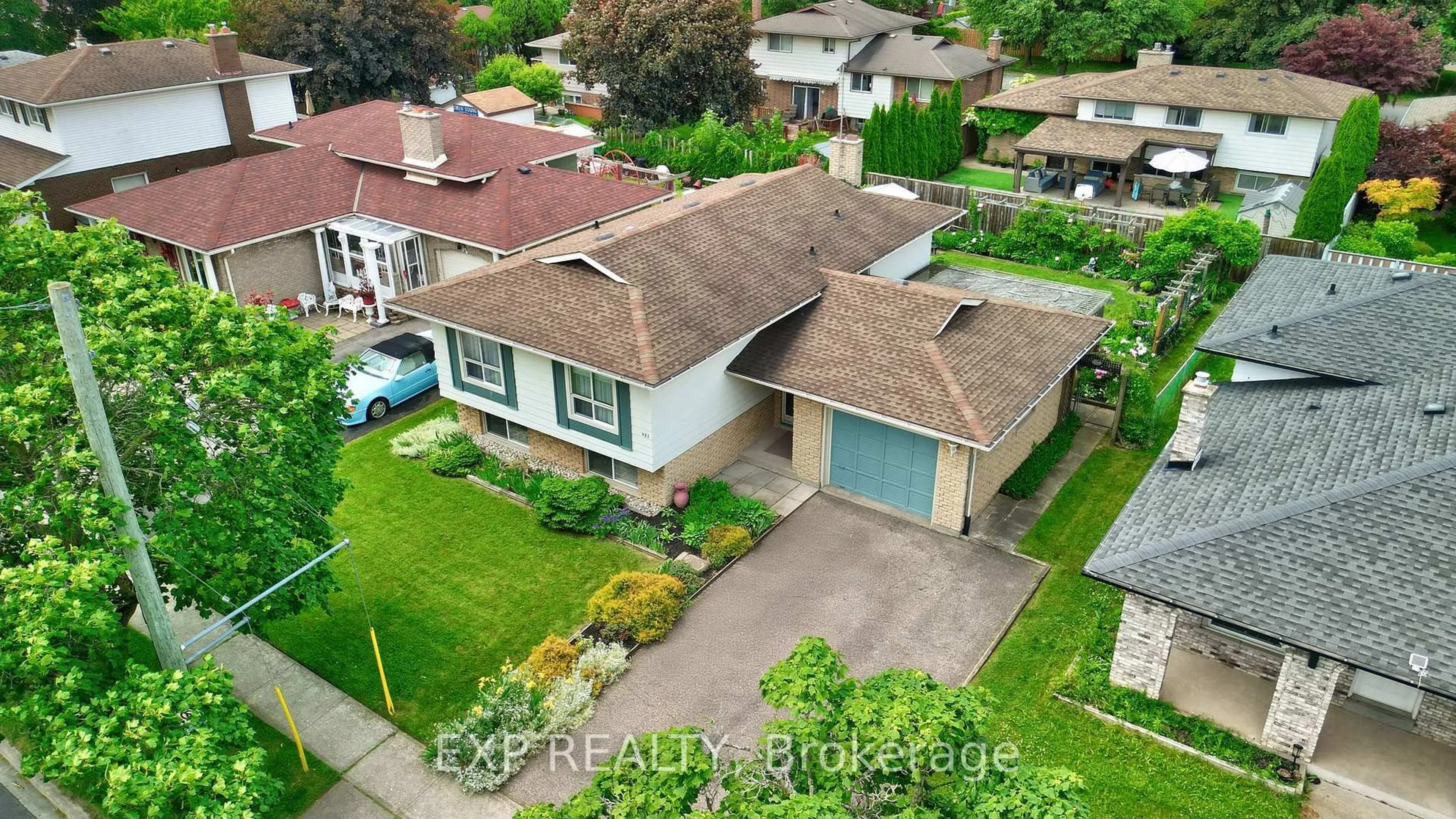 A pic from outside/outdoor area/front of a property/back of a property/a pic from drone, street for 485 Grantham Ave, St. Catharines Ontario L2M 6W1