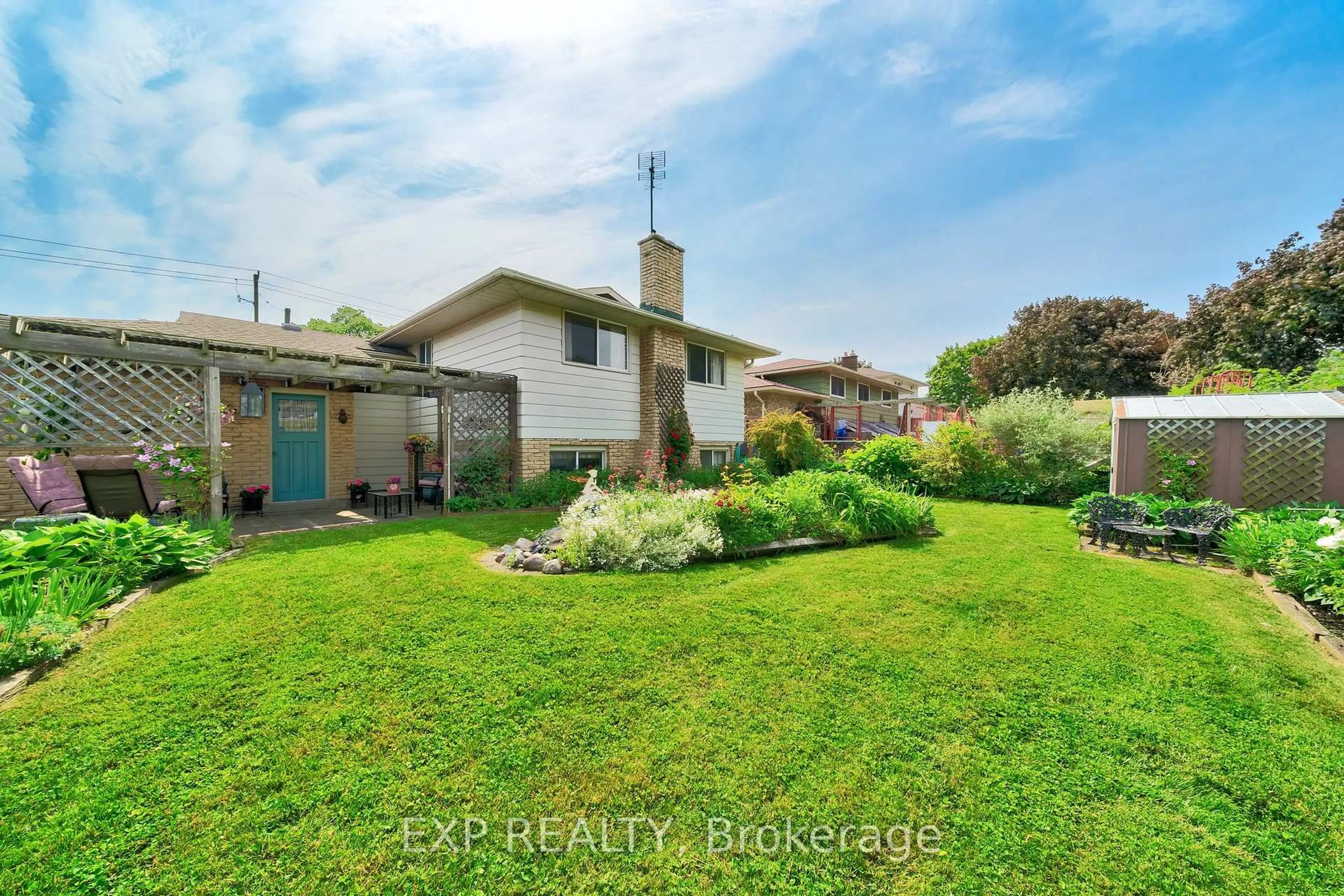 A pic from outside/outdoor area/front of a property/back of a property/a pic from drone, unknown for 485 Grantham Ave, St. Catharines Ontario L2M 6W1