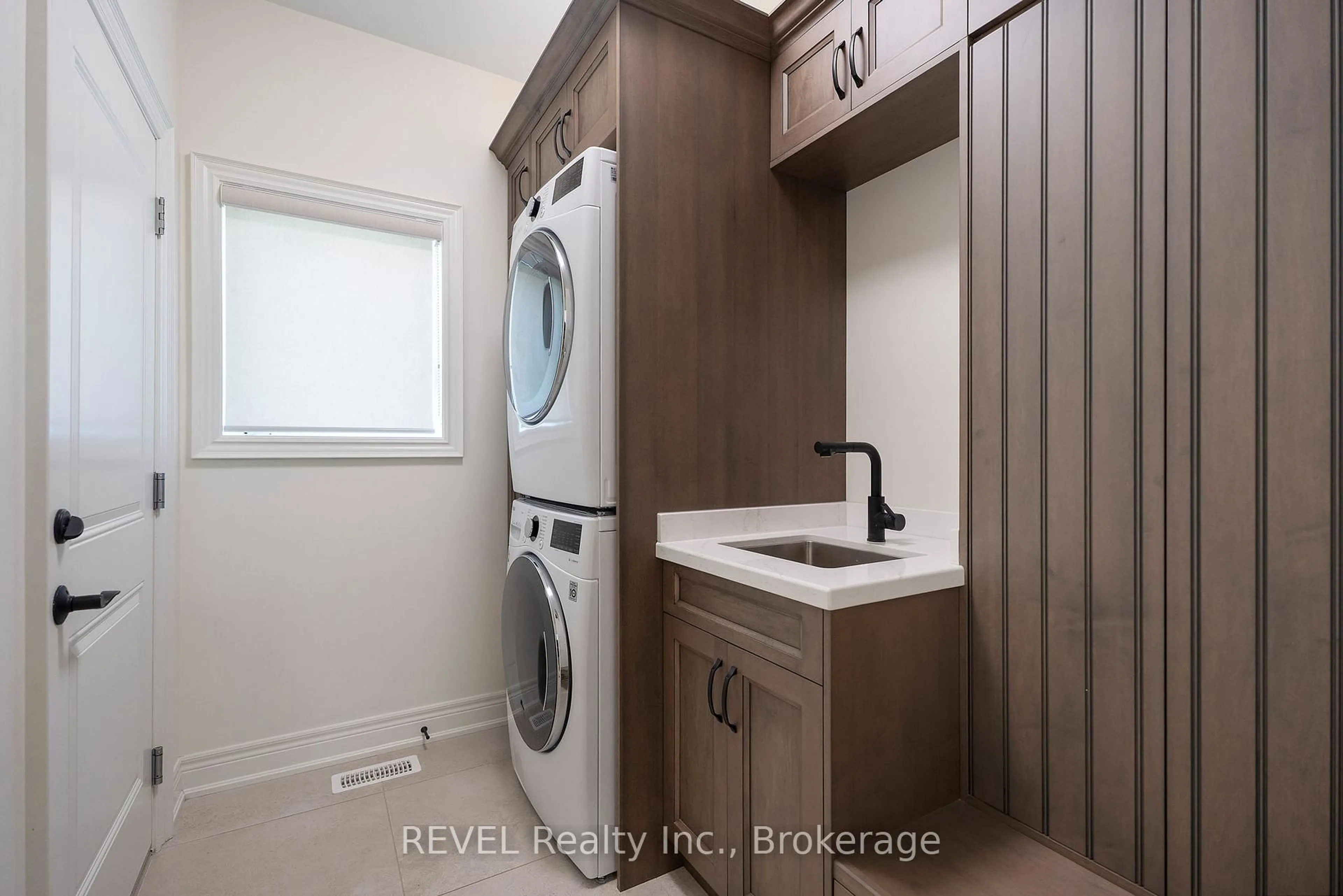 Laundry room for 3532 Canfield Cres, Fort Erie Ontario L0S 1S0
