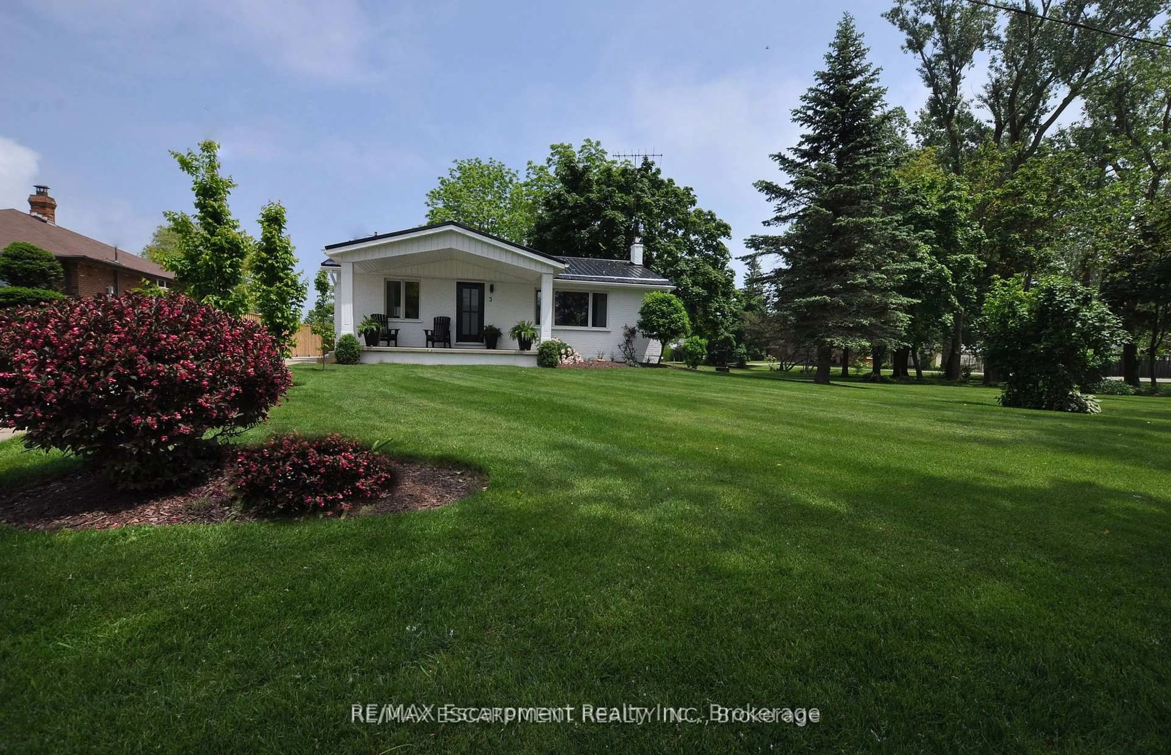 A pic from outside/outdoor area/front of a property/back of a property/a pic from drone, unknown for 3 Howey Ave, Norfolk Ontario N0E 1M0