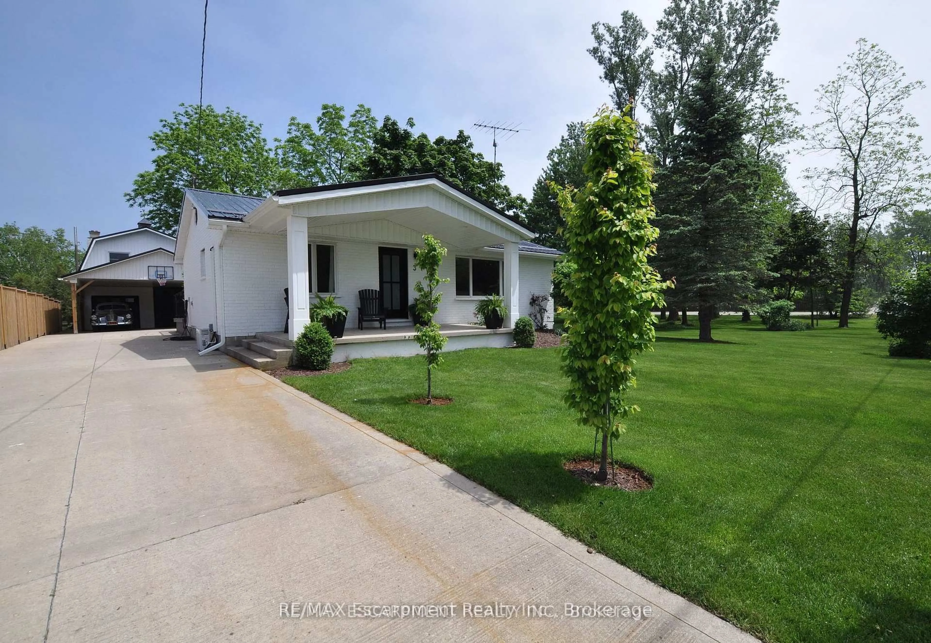 A pic from outside/outdoor area/front of a property/back of a property/a pic from drone, street for 3 Howey Ave, Norfolk Ontario N0E 1M0