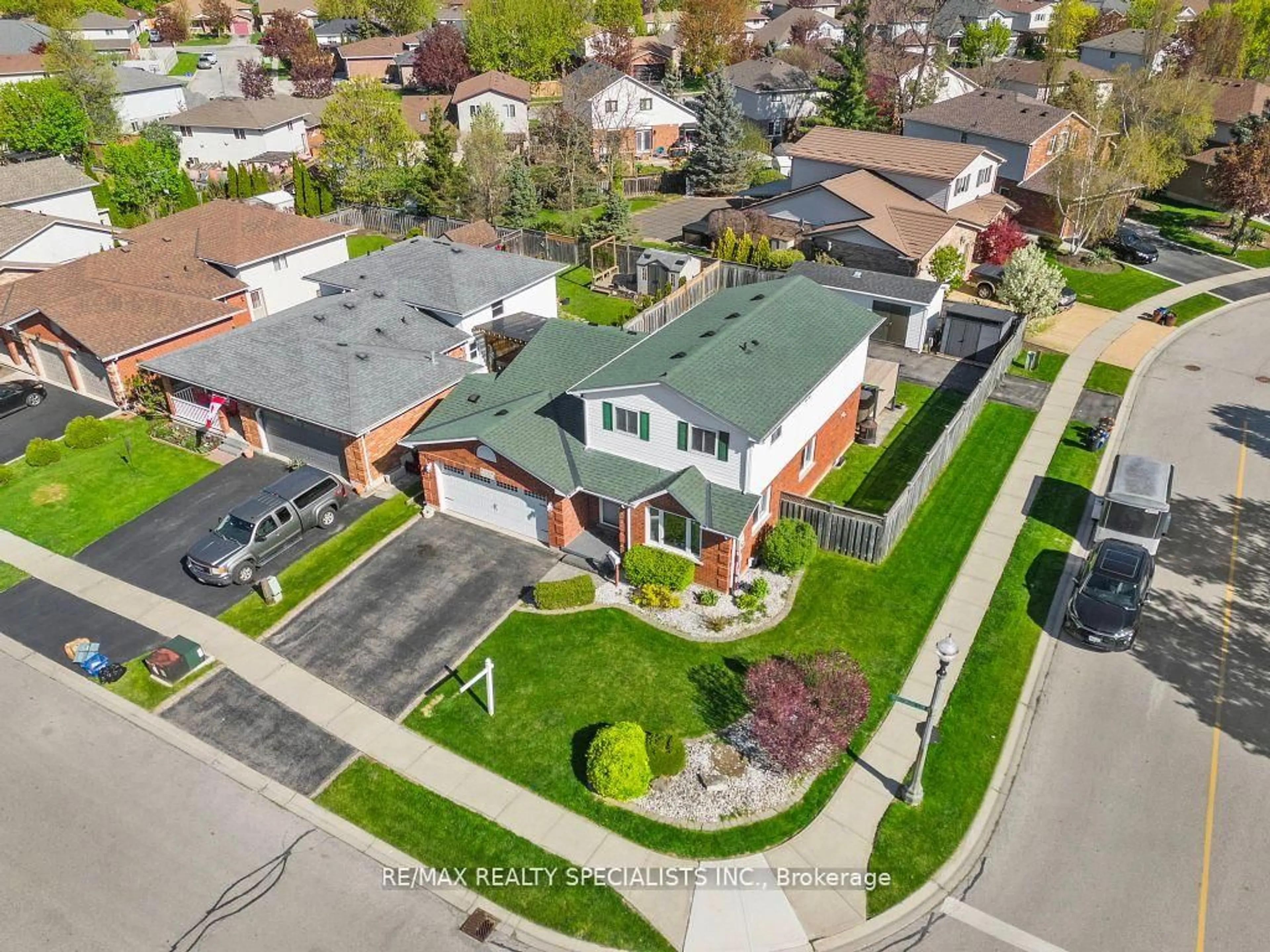 A pic from outside/outdoor area/front of a property/back of a property/a pic from drone, street for 13 Scottswood Lane, Haldimand Ontario N3W 2M4