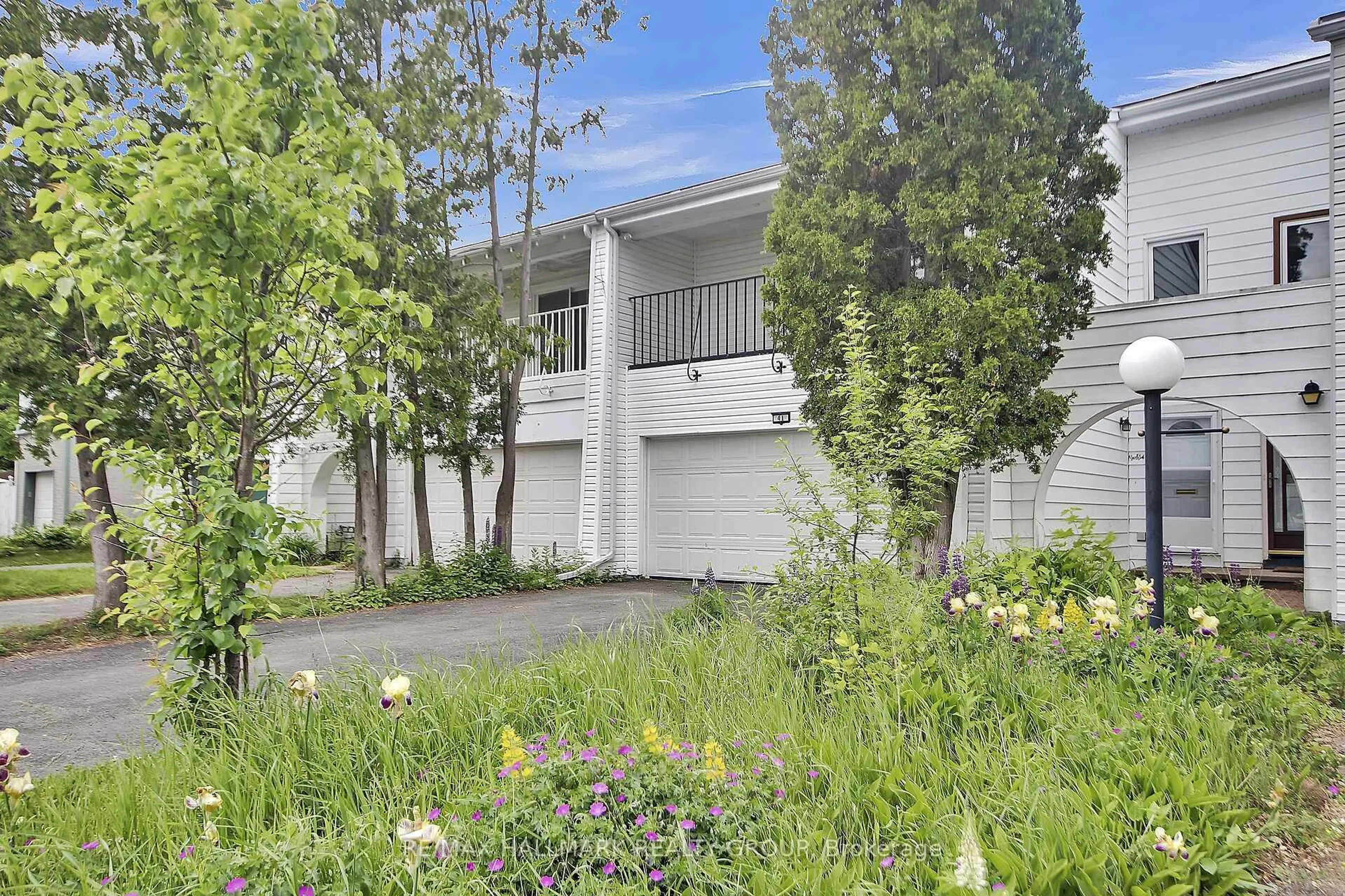 A pic from outside/outdoor area/front of a property/back of a property/a pic from drone, street for 41 Grady Cres, Ottawa Ontario K2H 5S2