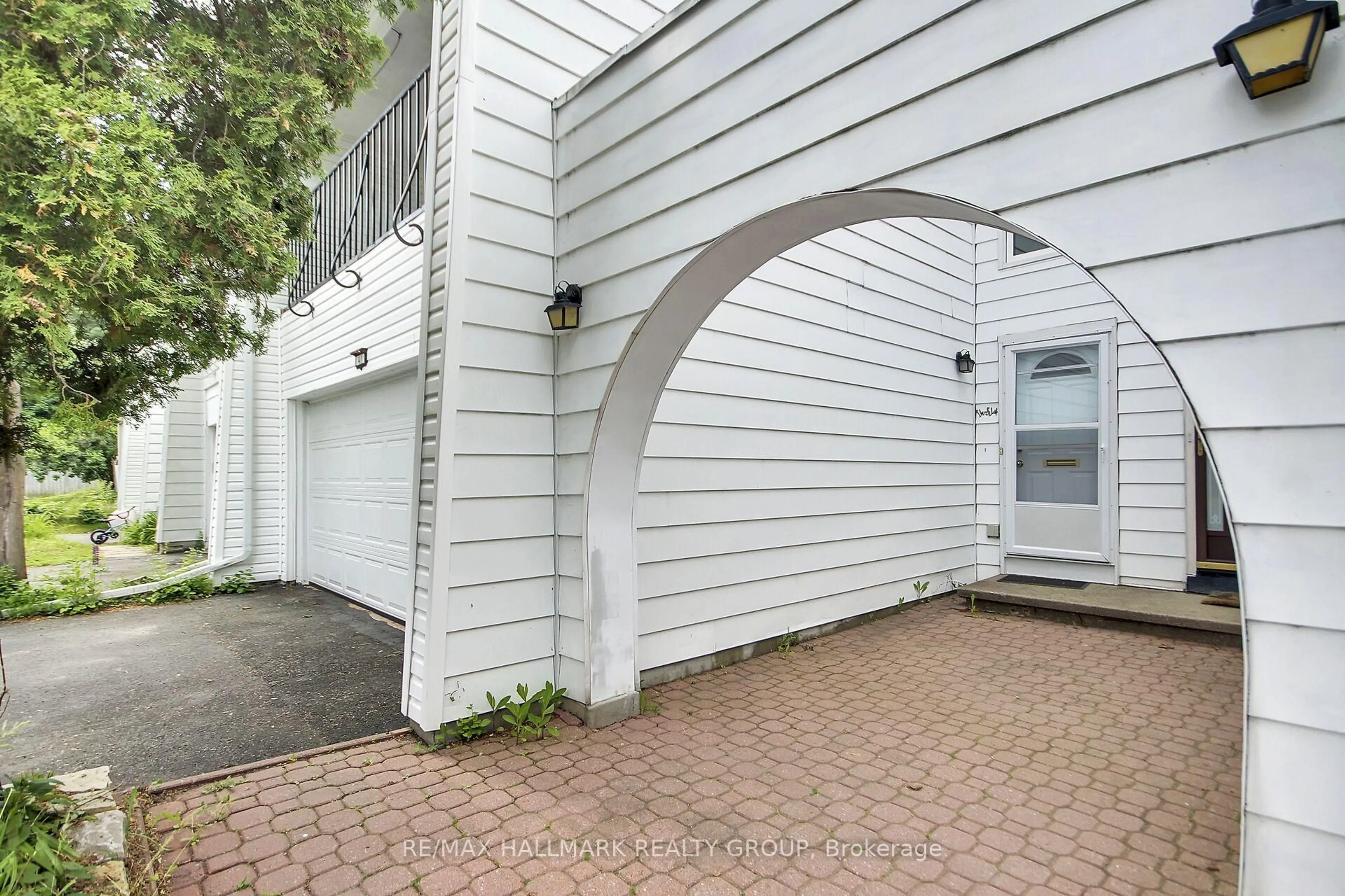 Unknown for 41 Grady Cres, Ottawa Ontario K2H 5S2