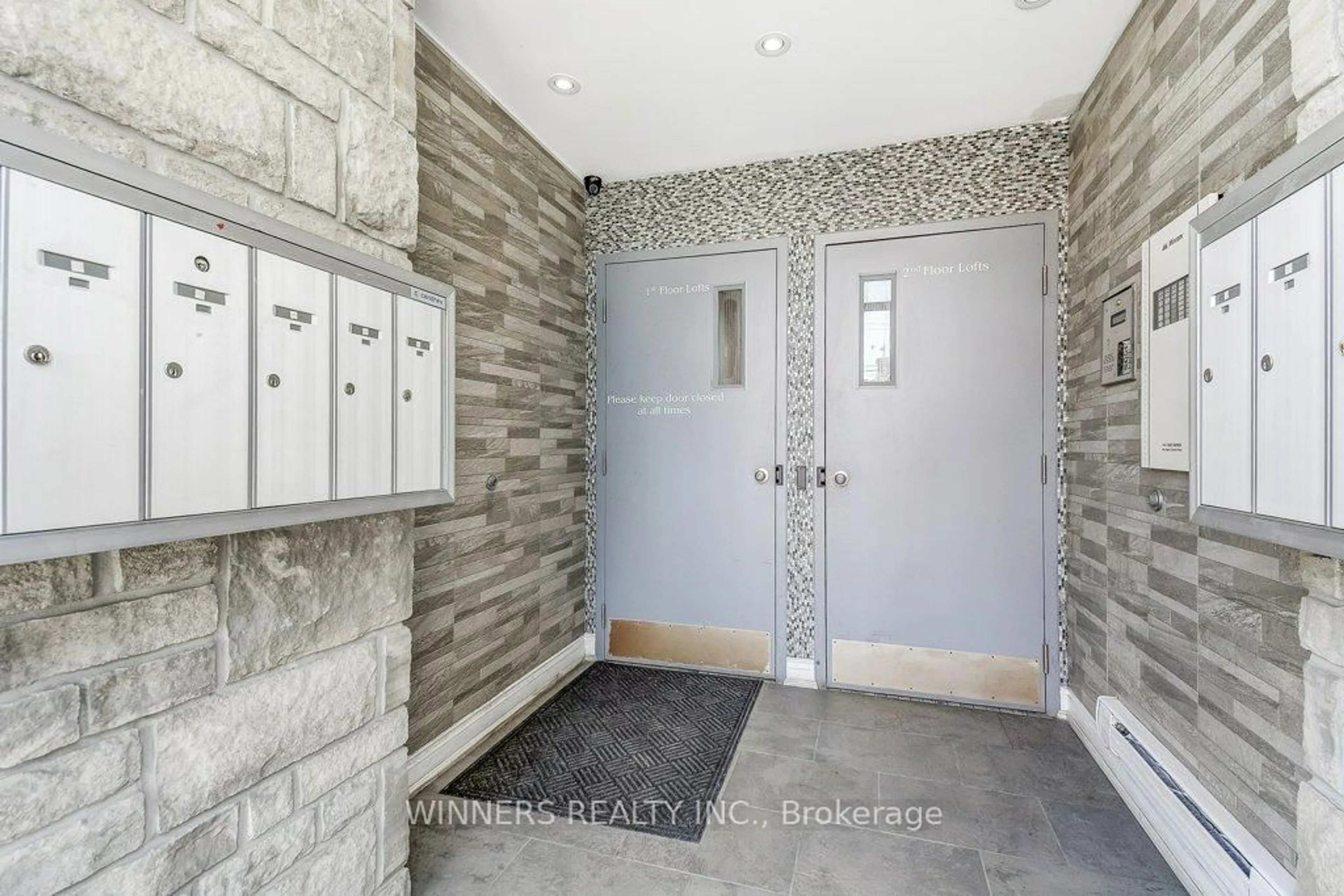 Indoor entryway for 130 Wellington St #101, Hamilton Ontario L8R 1N3