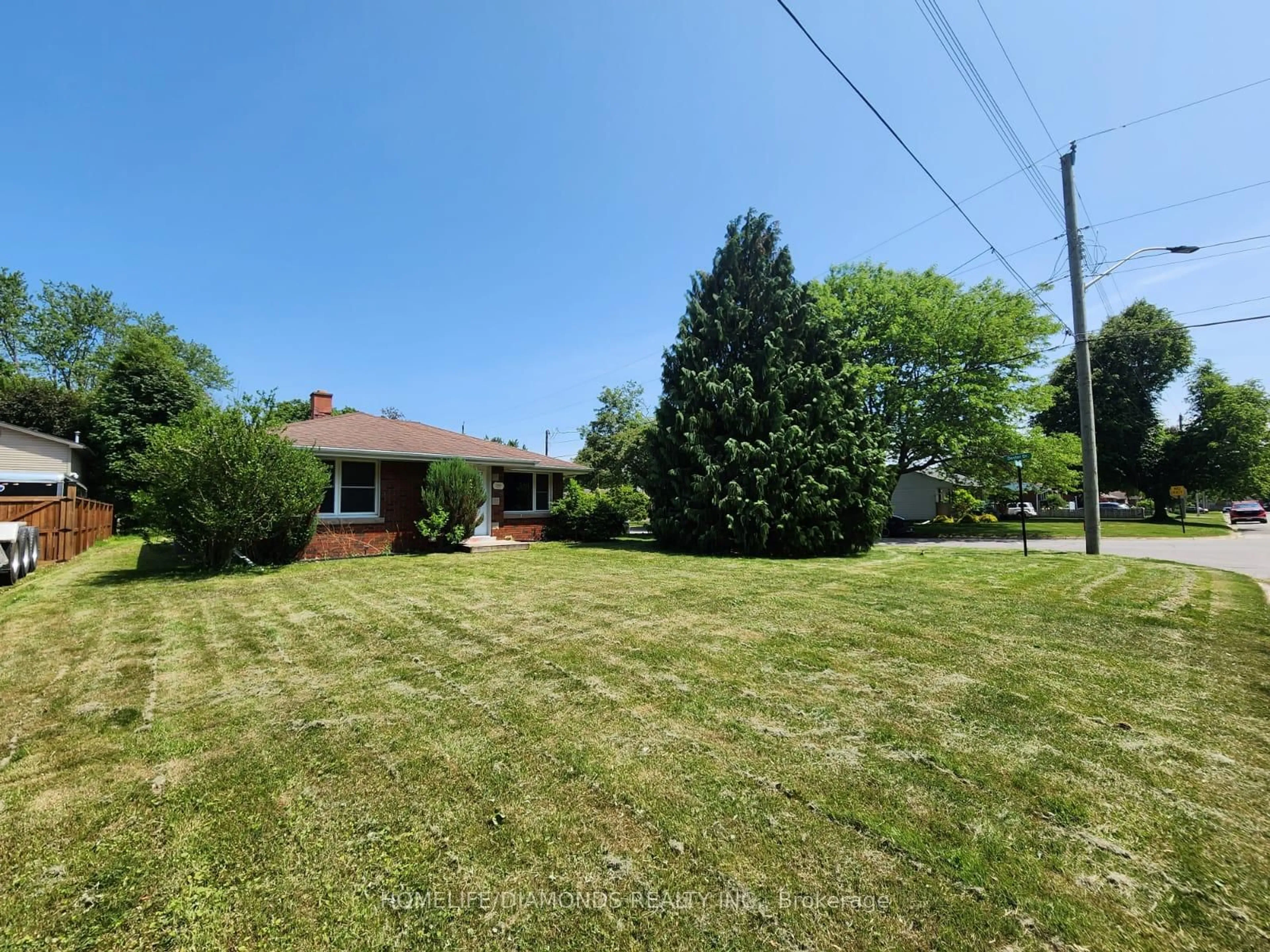 A pic from outside/outdoor area/front of a property/back of a property/a pic from drone, street for 546 LLOYD Ave, Welland Ontario L3C 2Z6