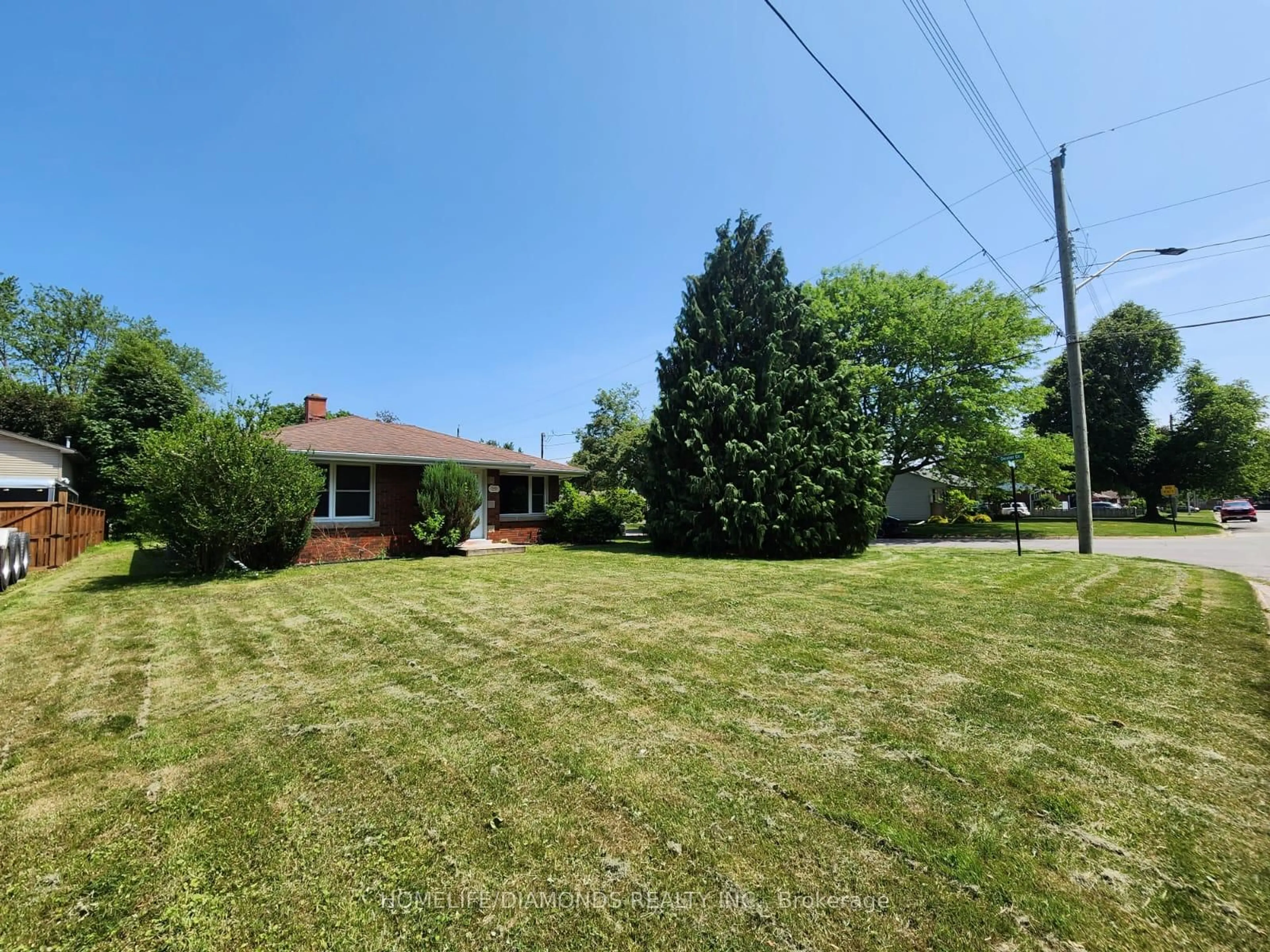 A pic from outside/outdoor area/front of a property/back of a property/a pic from drone, street for 546 LLOYD Ave, Welland Ontario L3C 2Z6