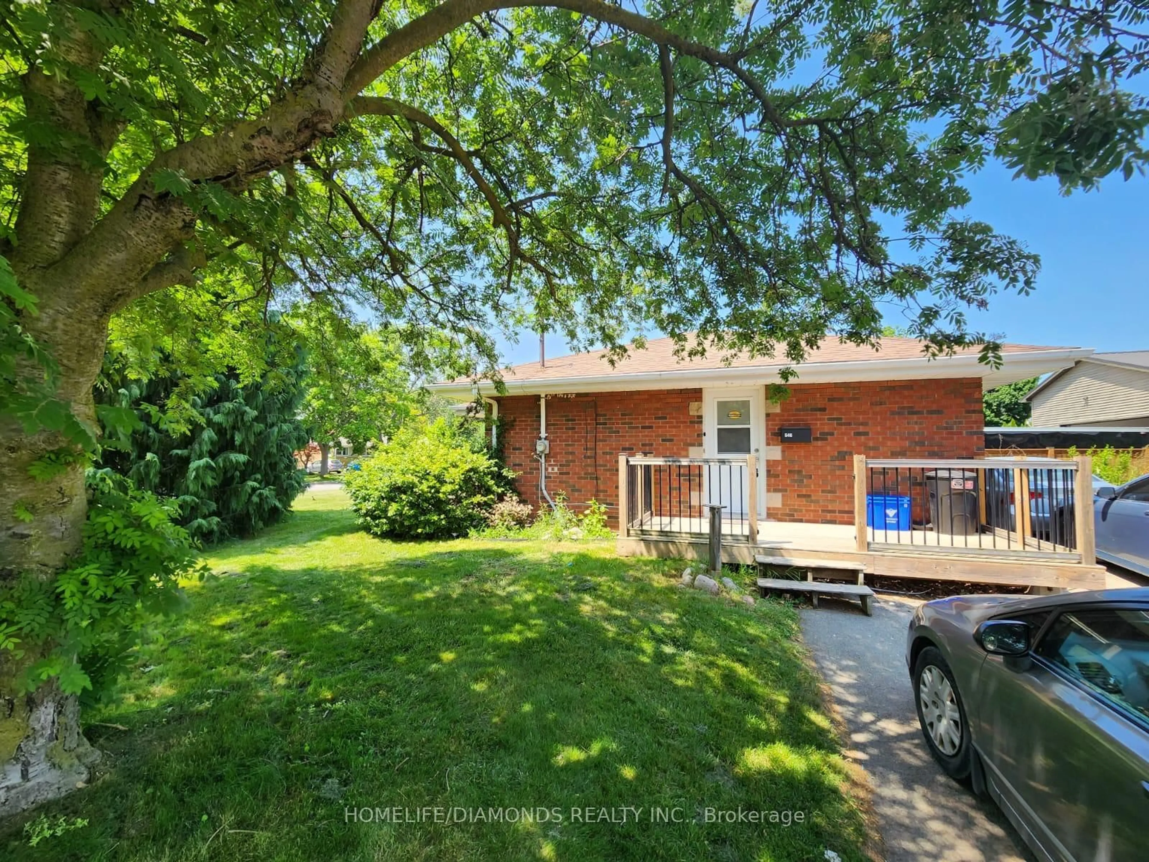 A pic from outside/outdoor area/front of a property/back of a property/a pic from drone, street for 546 LLOYD Ave, Welland Ontario L3C 2Z6