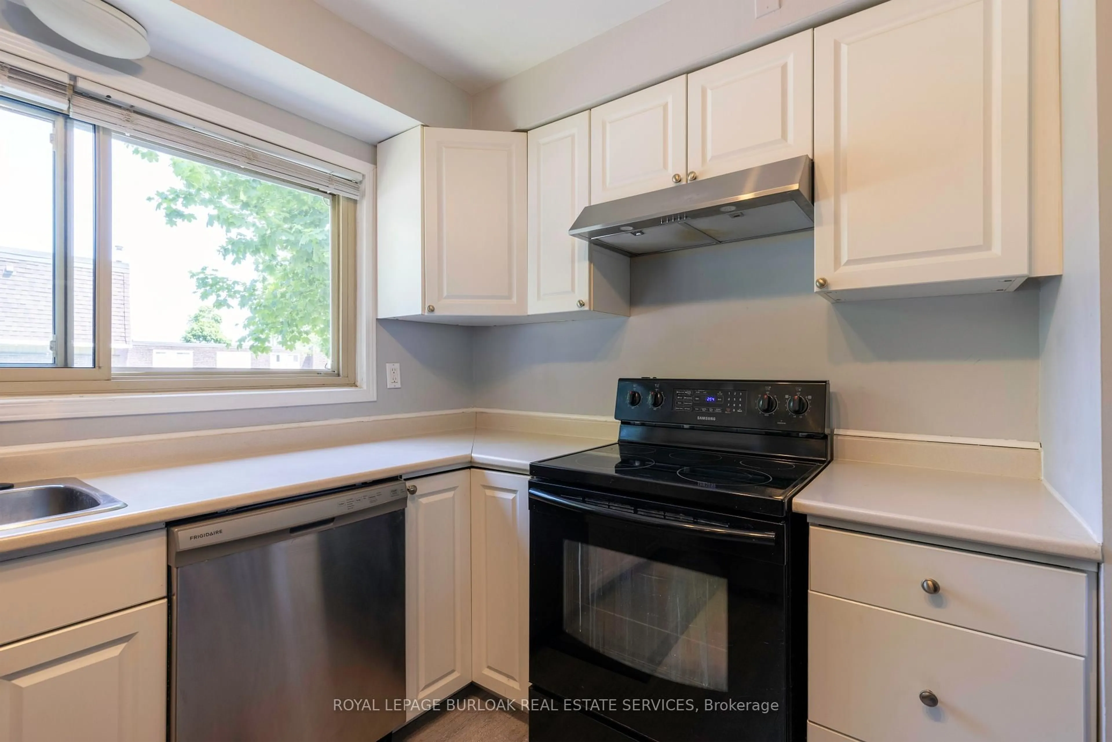 Standard kitchen, unknown for 125 Bonaventure Dr #16, Hamilton Ontario L9C 5Y9