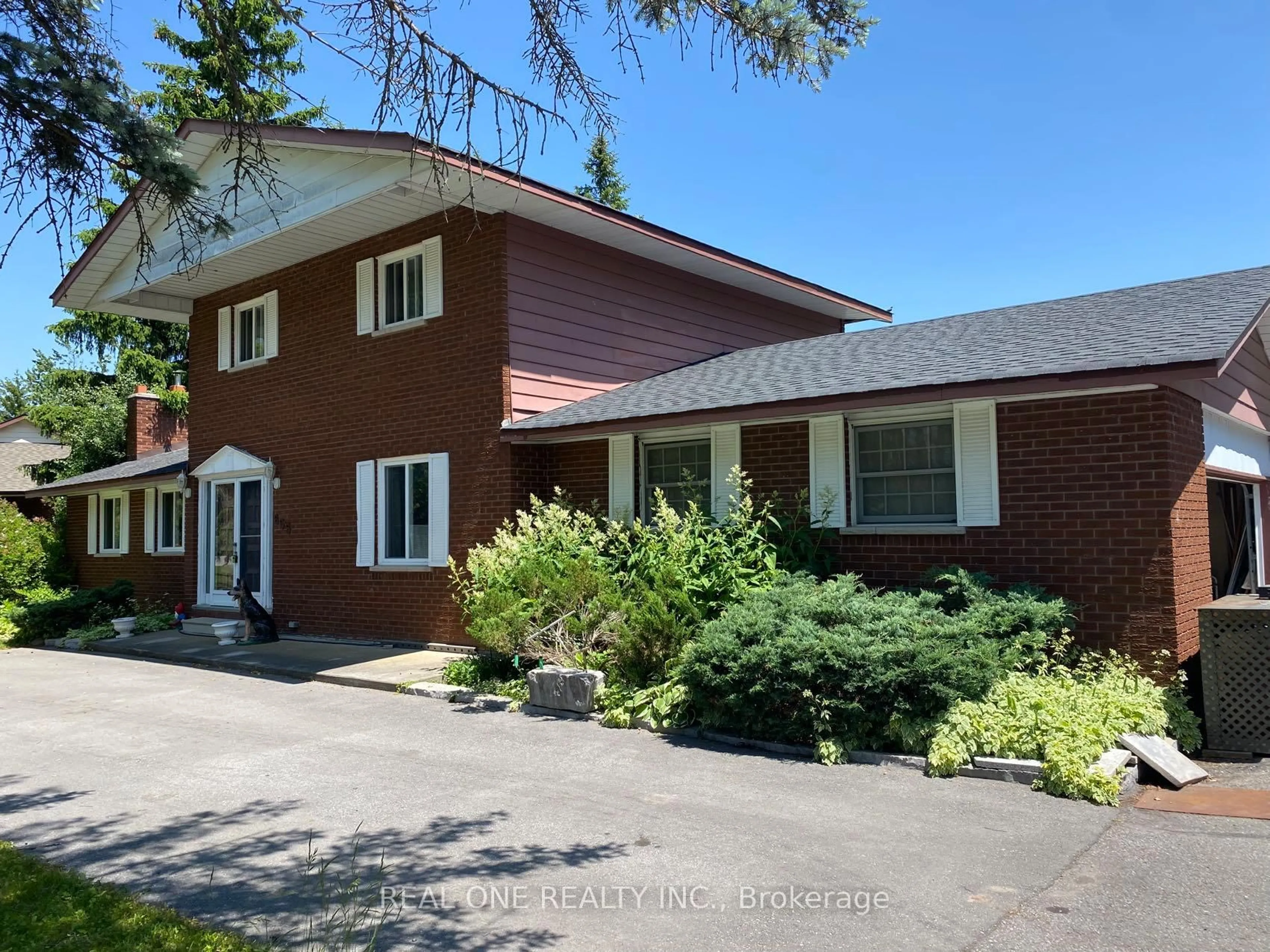 A pic from outside/outdoor area/front of a property/back of a property/a pic from drone, street for 655 Turtle Bay Blvd. North Blvd, Selwyn Ontario K0L 1T0