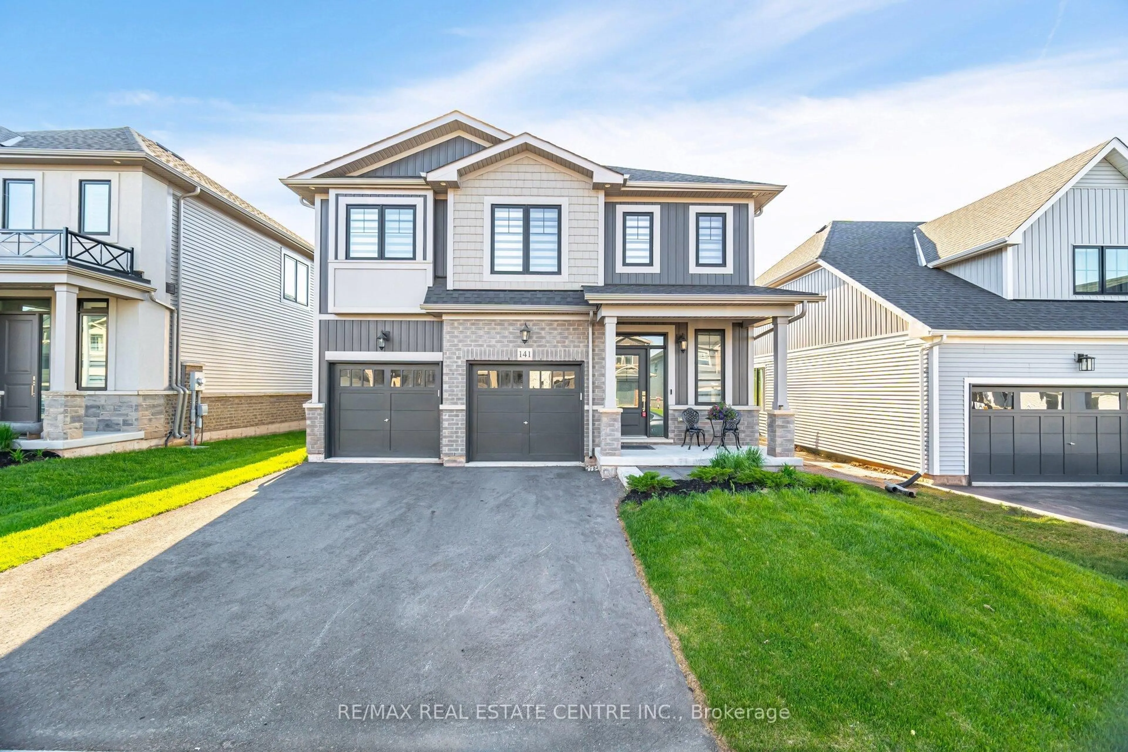 Home with vinyl exterior material, street for 141 Terrace Dr, Grimsby Ontario L3M 0L2