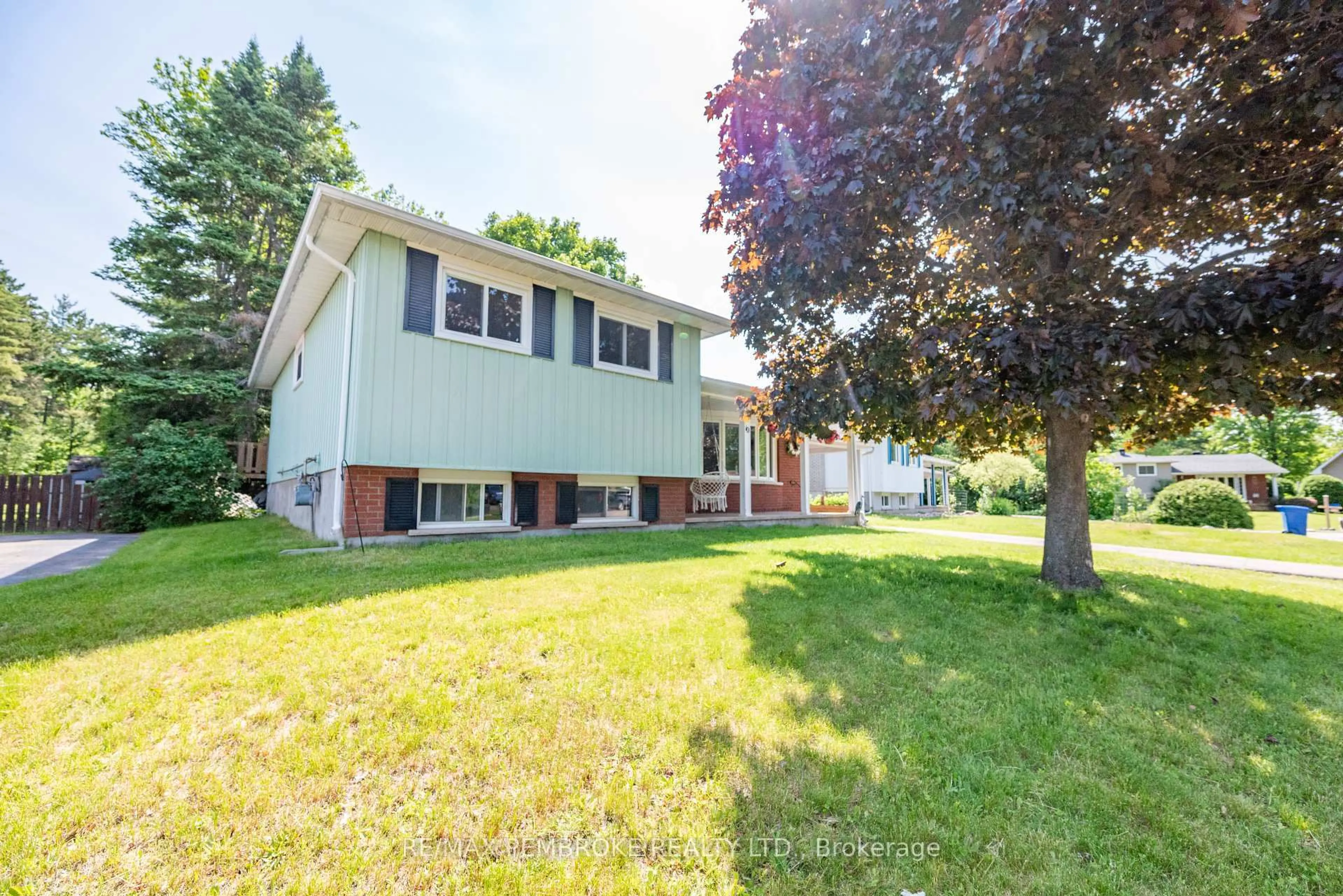 Home with vinyl exterior material, street for 10 Pine Pl, Petawawa Ontario K8H 2Y6