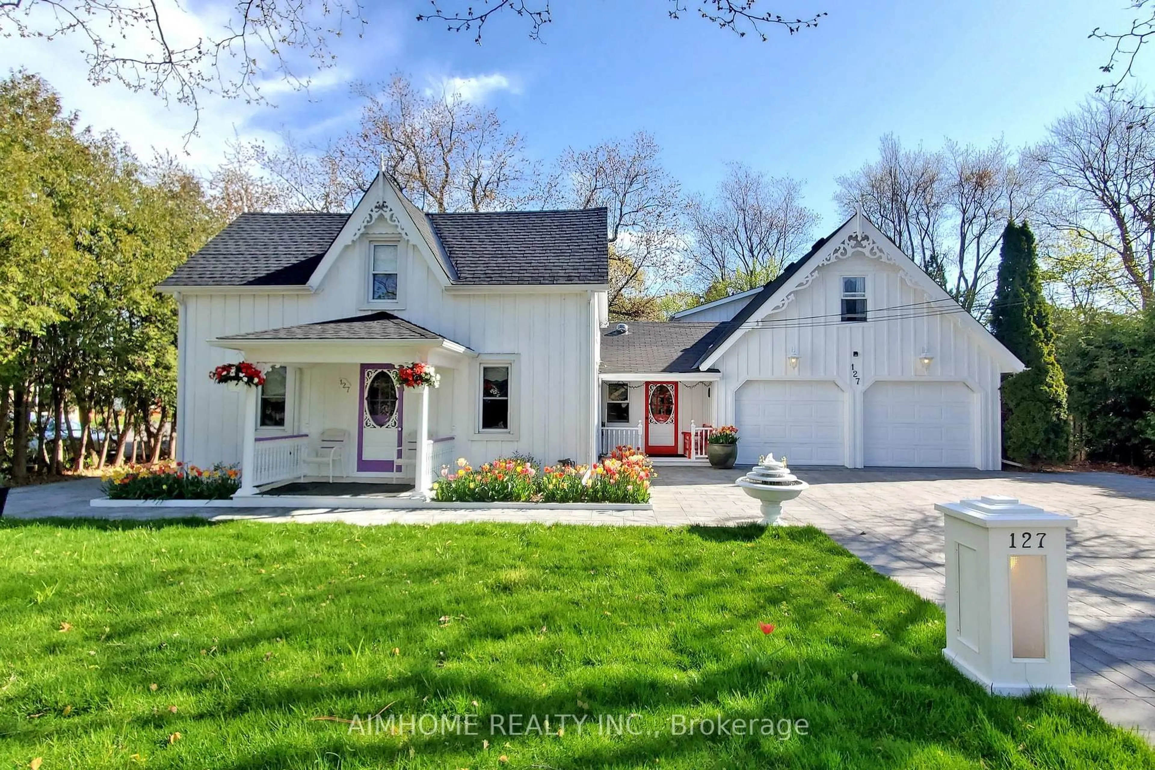 Home with vinyl exterior material, street for 127 Mary St, Niagara-on-the-Lake Ontario L0S 1J0