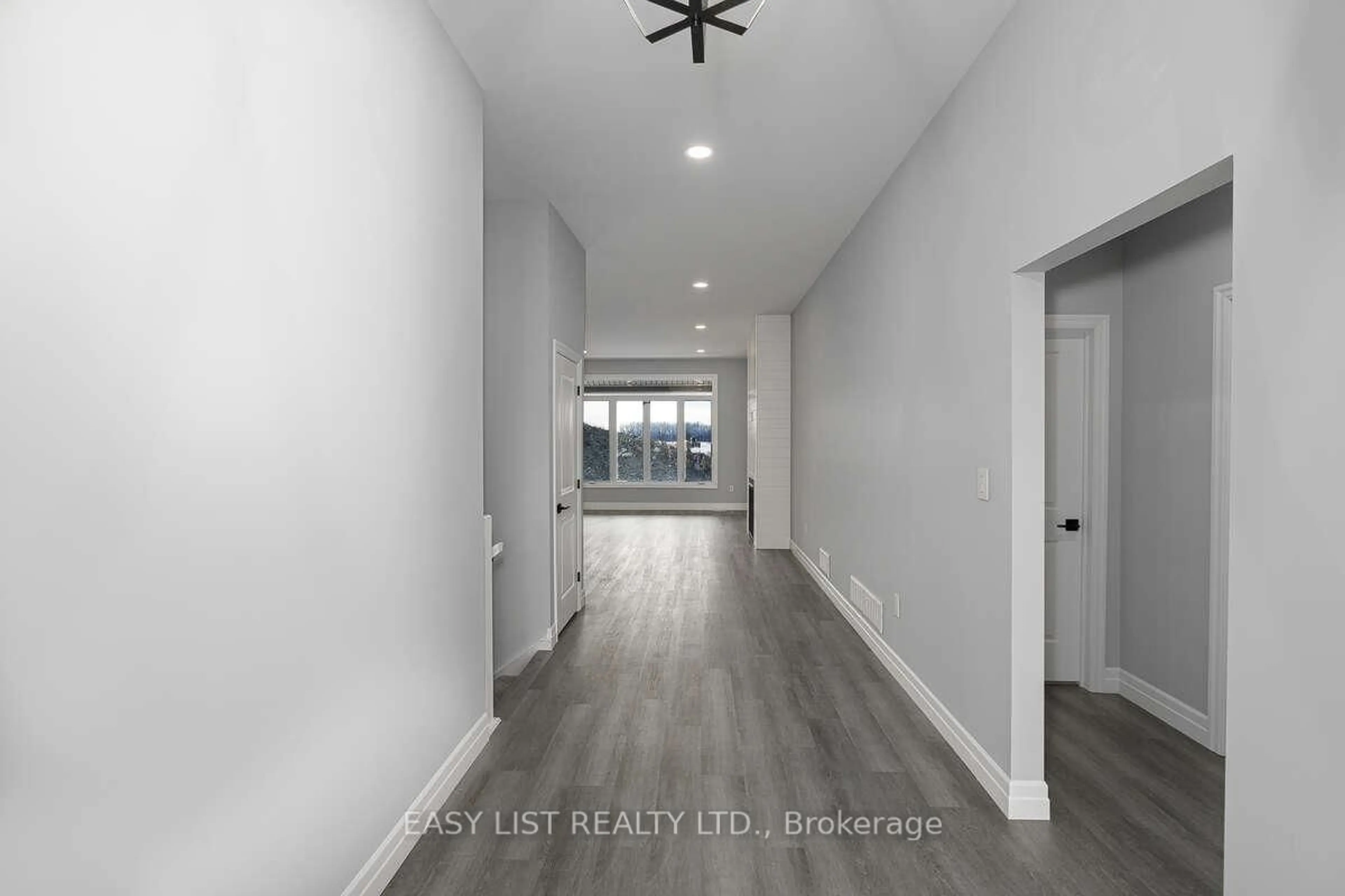 Indoor entryway for 3609 Queen St, Plympton-Wyoming Ontario N0N 1E0
