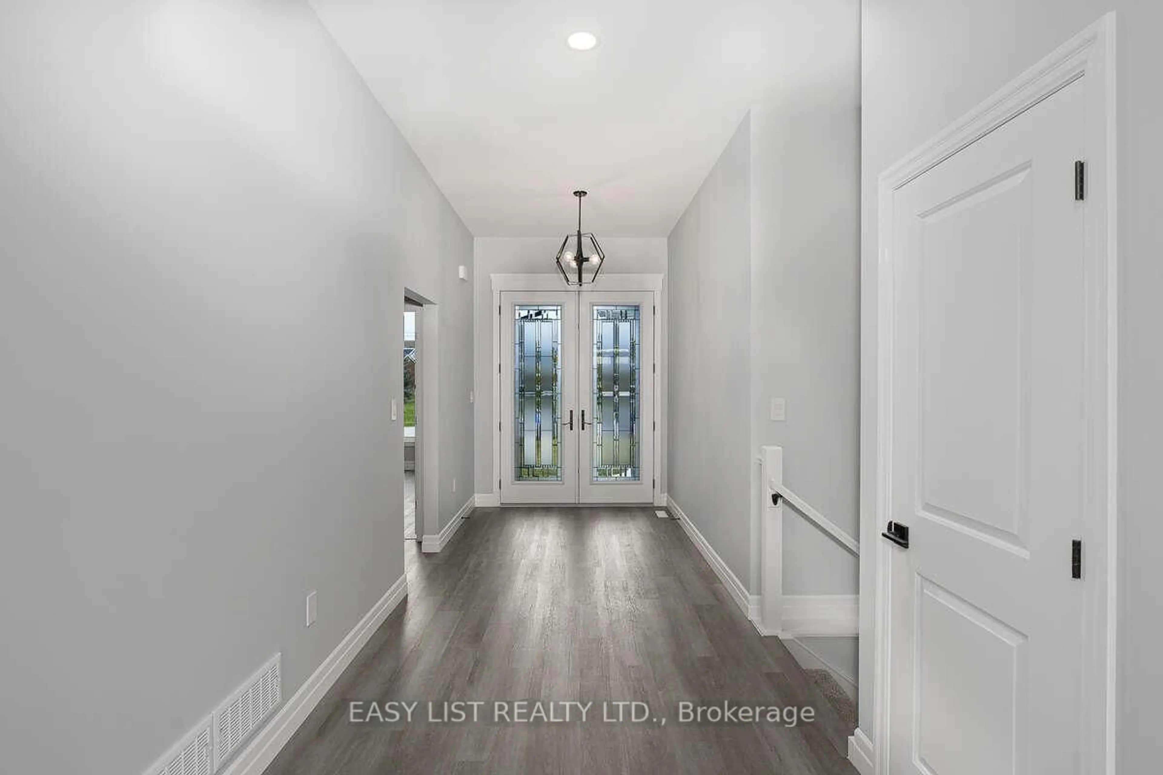 Indoor entryway for 3609 Queen St, Plympton-Wyoming Ontario N0N 1E0