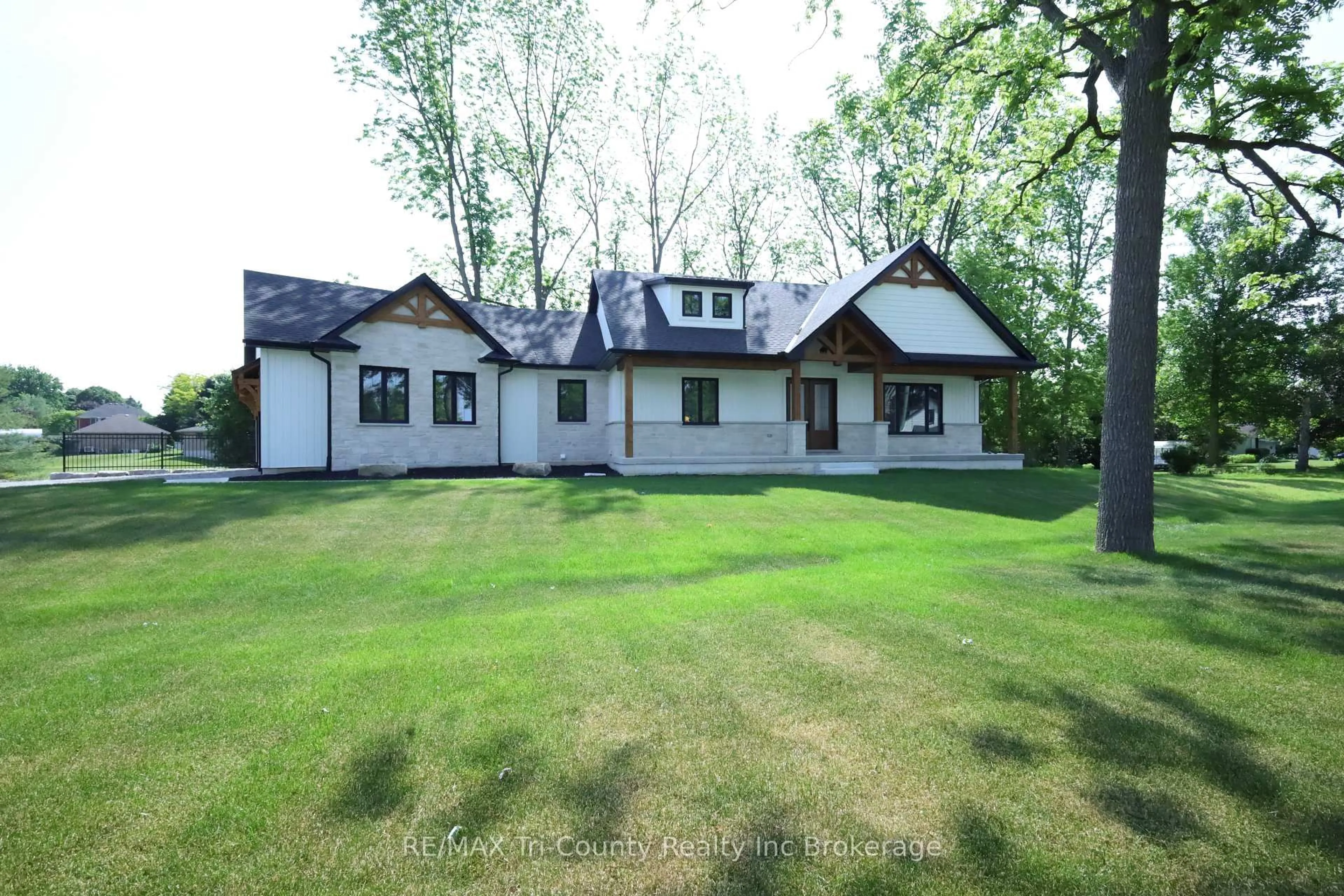 A pic from outside/outdoor area/front of a property/back of a property/a pic from drone, building for 66 Talbot St, Norfolk Ontario N0J 1E0