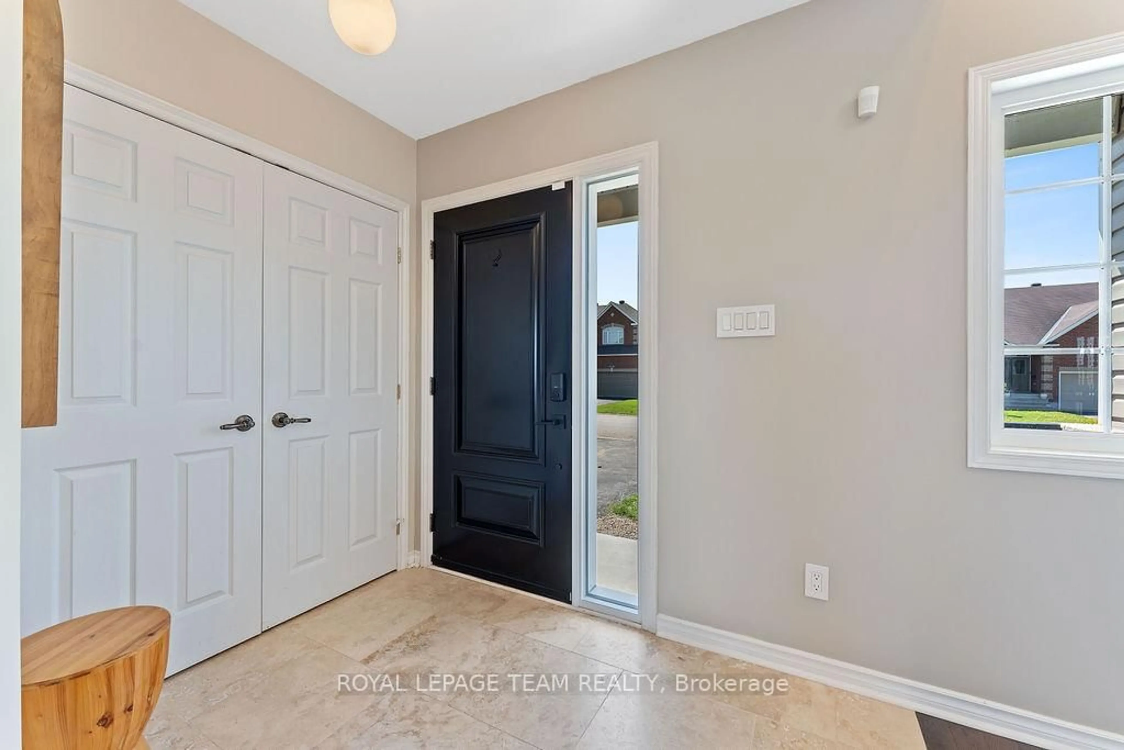 Indoor entryway for 228 Labelle St, Russell Ontario K0A 1W1