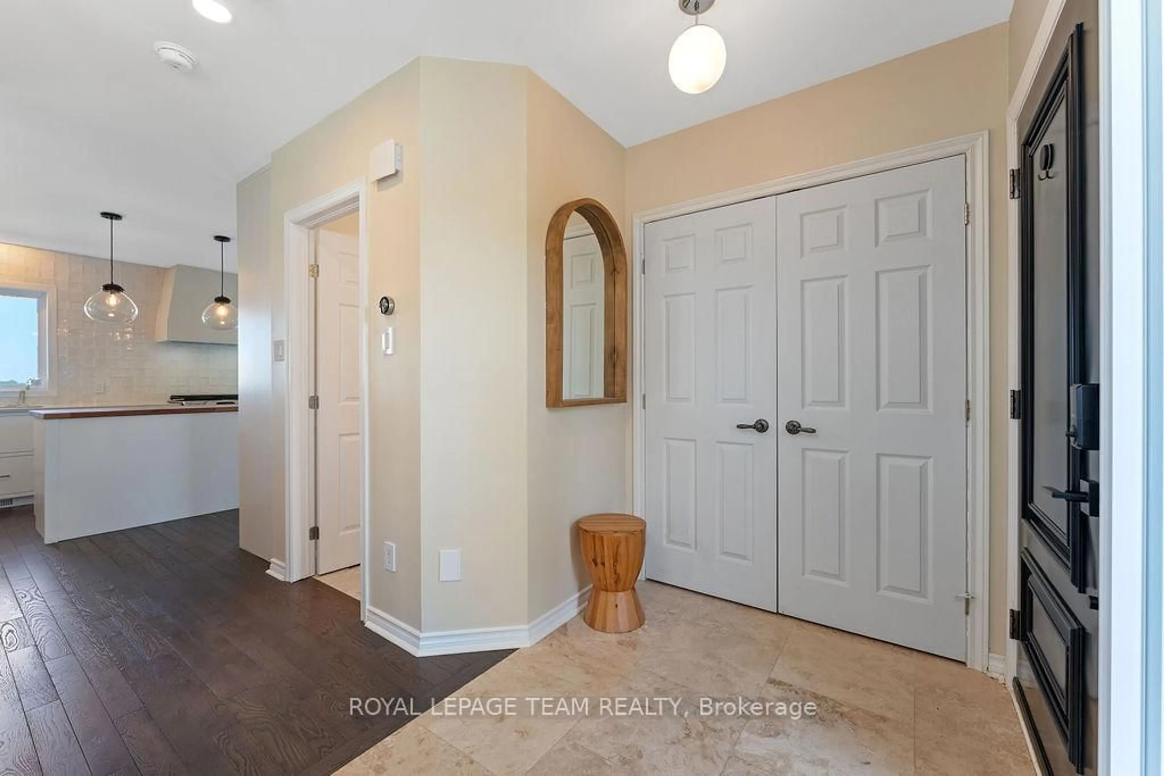 Indoor entryway for 228 Labelle St, Russell Ontario K0A 1W1