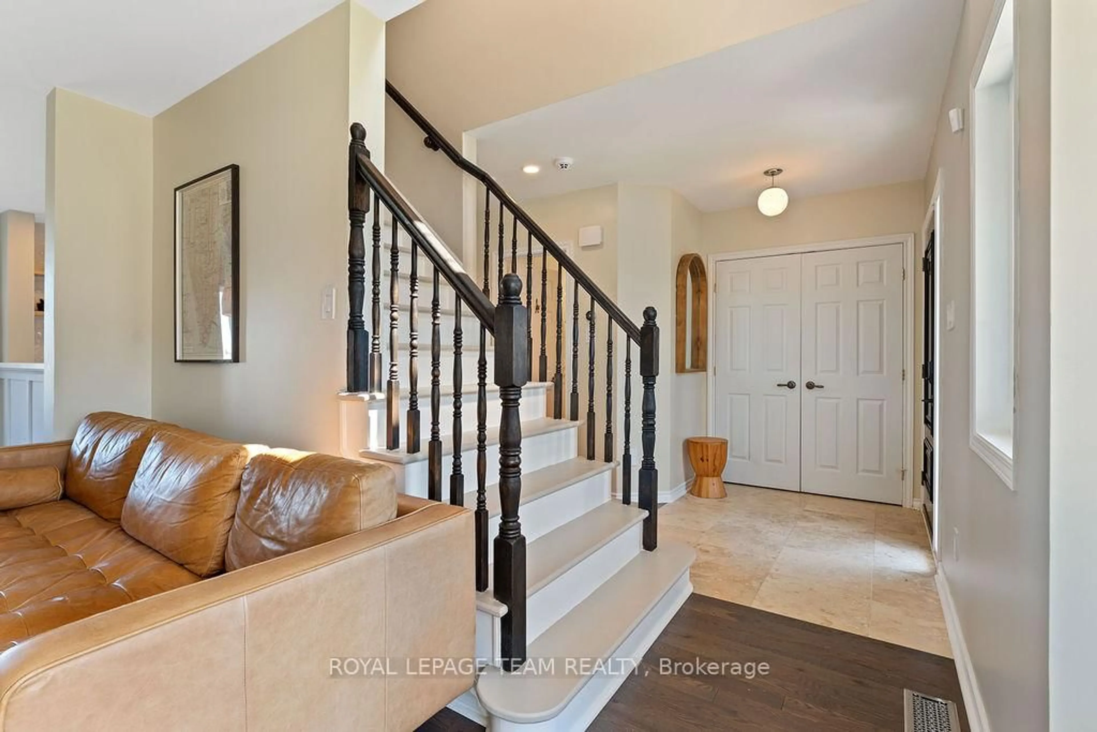 Indoor entryway for 228 Labelle St, Russell Ontario K0A 1W1