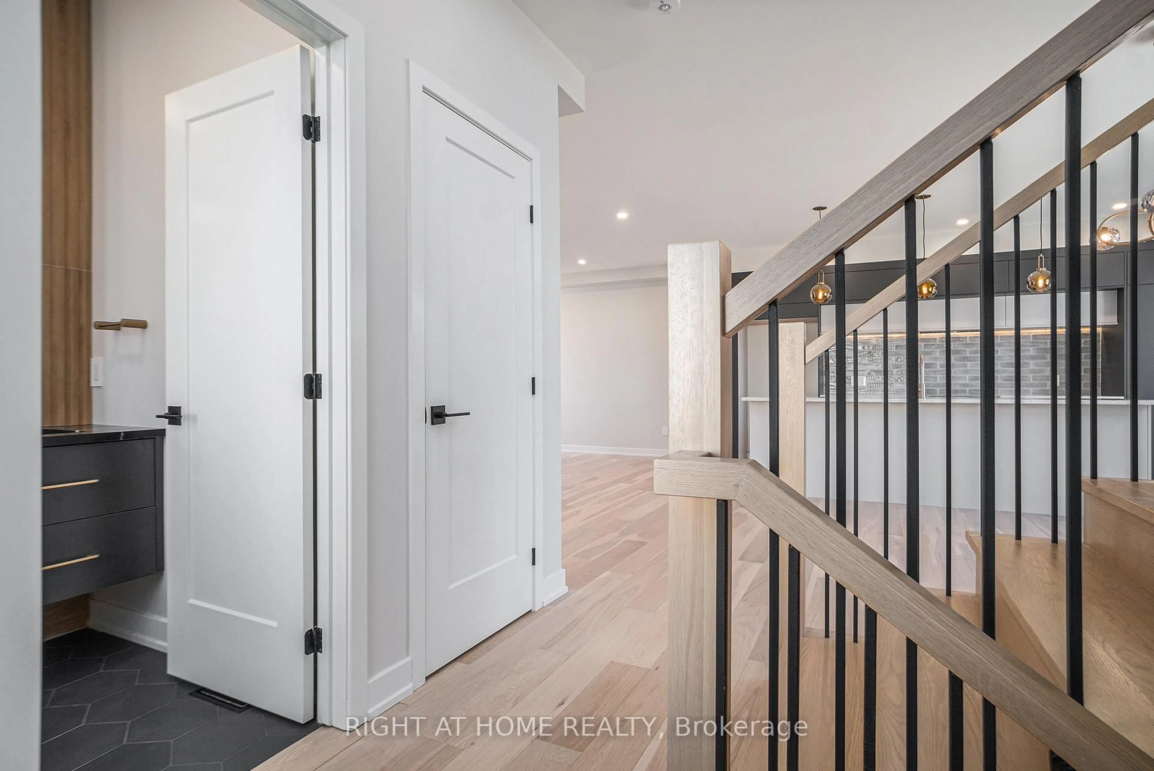 Indoor entryway for 581 Codd's Rd, Ottawa Ontario K1K 2G6
