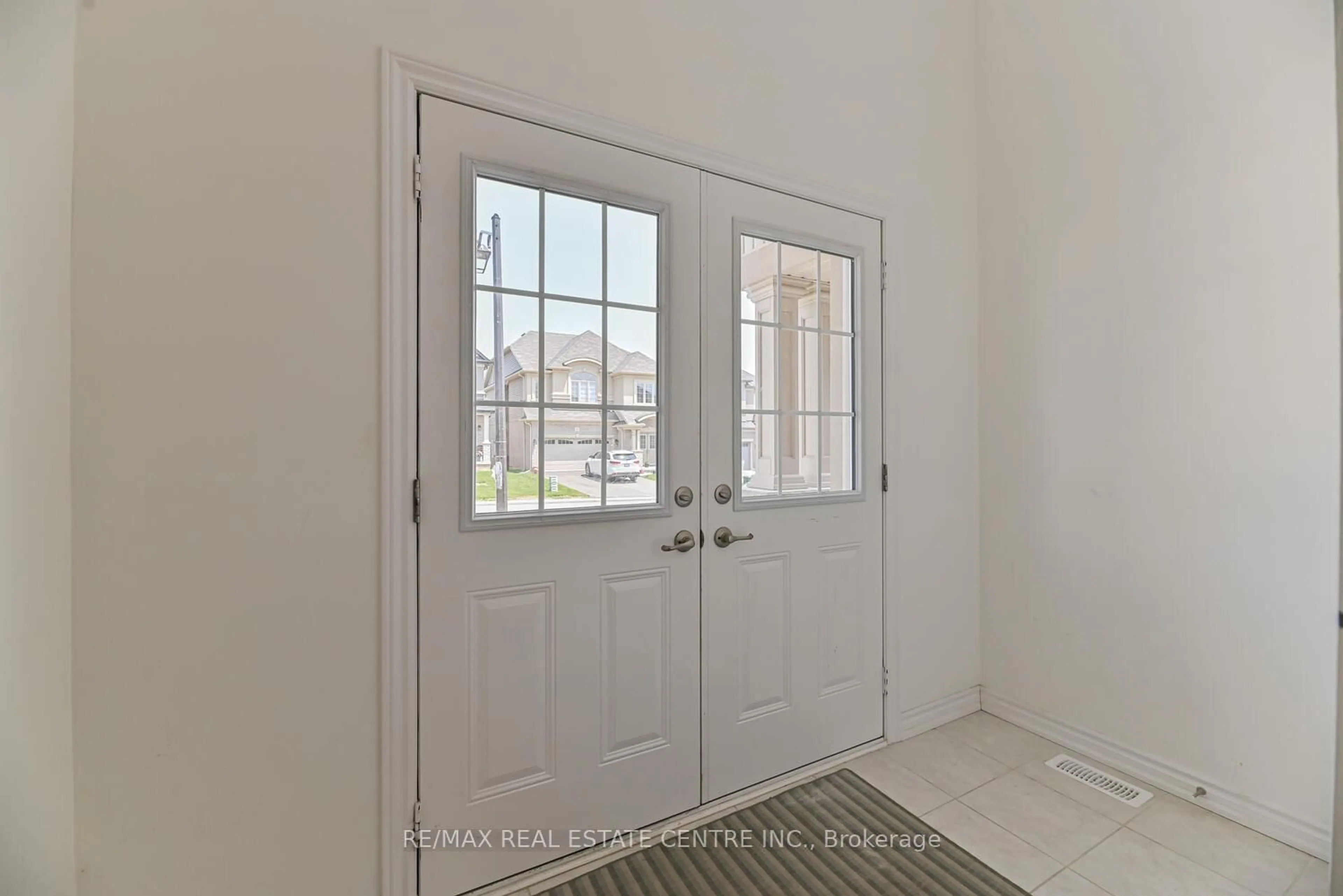 Indoor entryway for 8 Stokes Rd, Brant Ontario N3L 0L9