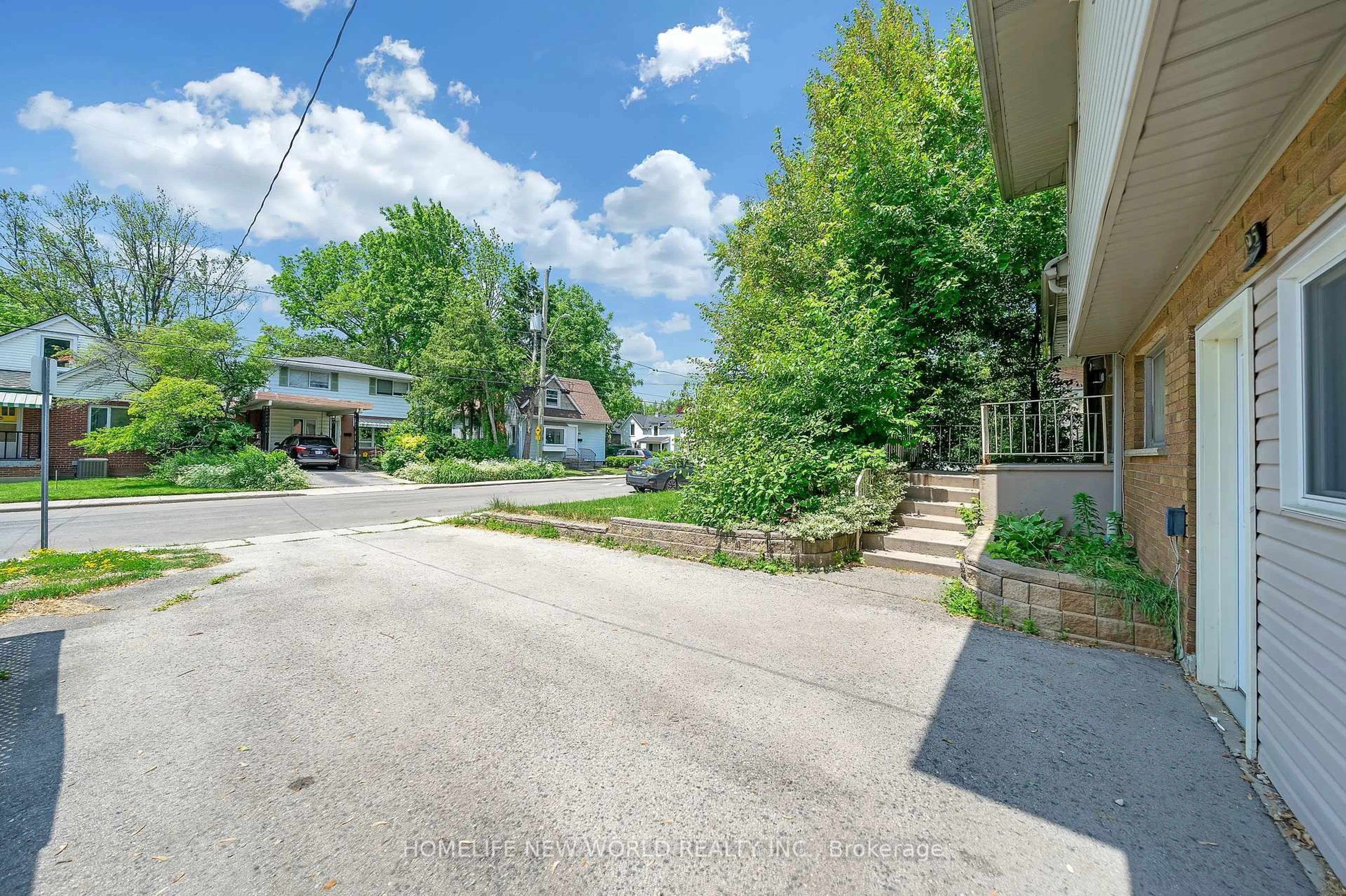 A pic from outside/outdoor area/front of a property/back of a property/a pic from drone, street for 95 Bowman St, Hamilton Ontario L8S 2T5