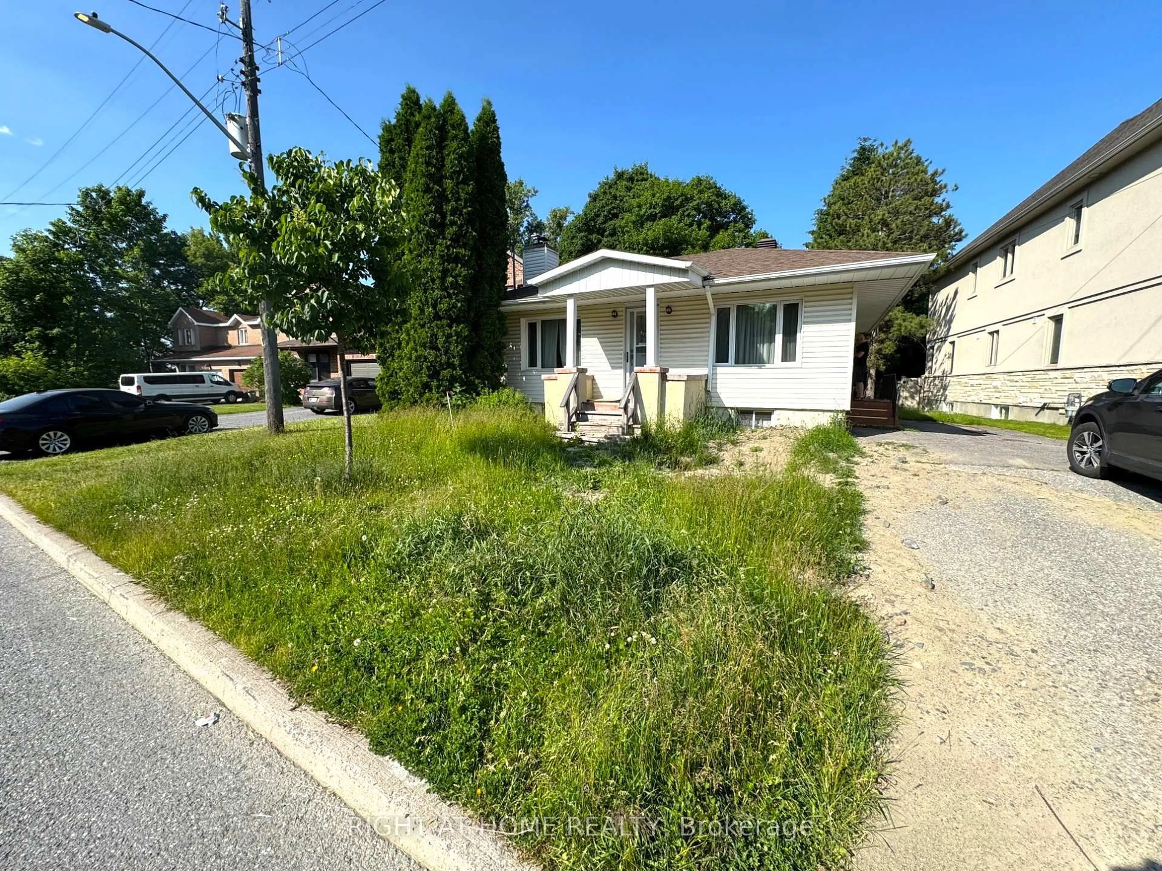 A pic from outside/outdoor area/front of a property/back of a property/a pic from drone, street for 827 Riddell Ave, Ottawa Ontario K2A 2V8