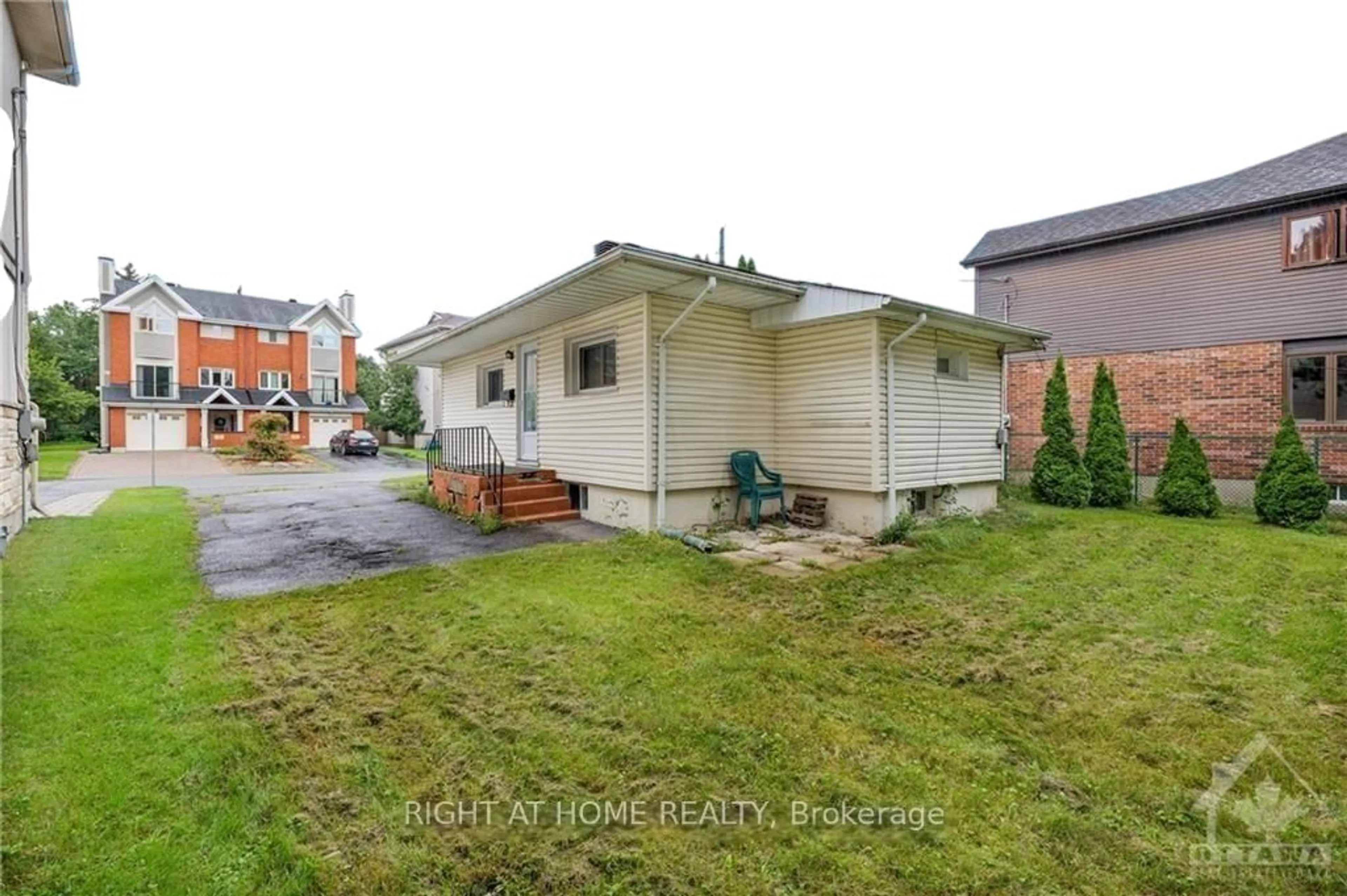 Unknown for 827 Riddell Ave, Ottawa Ontario K2A 2V8