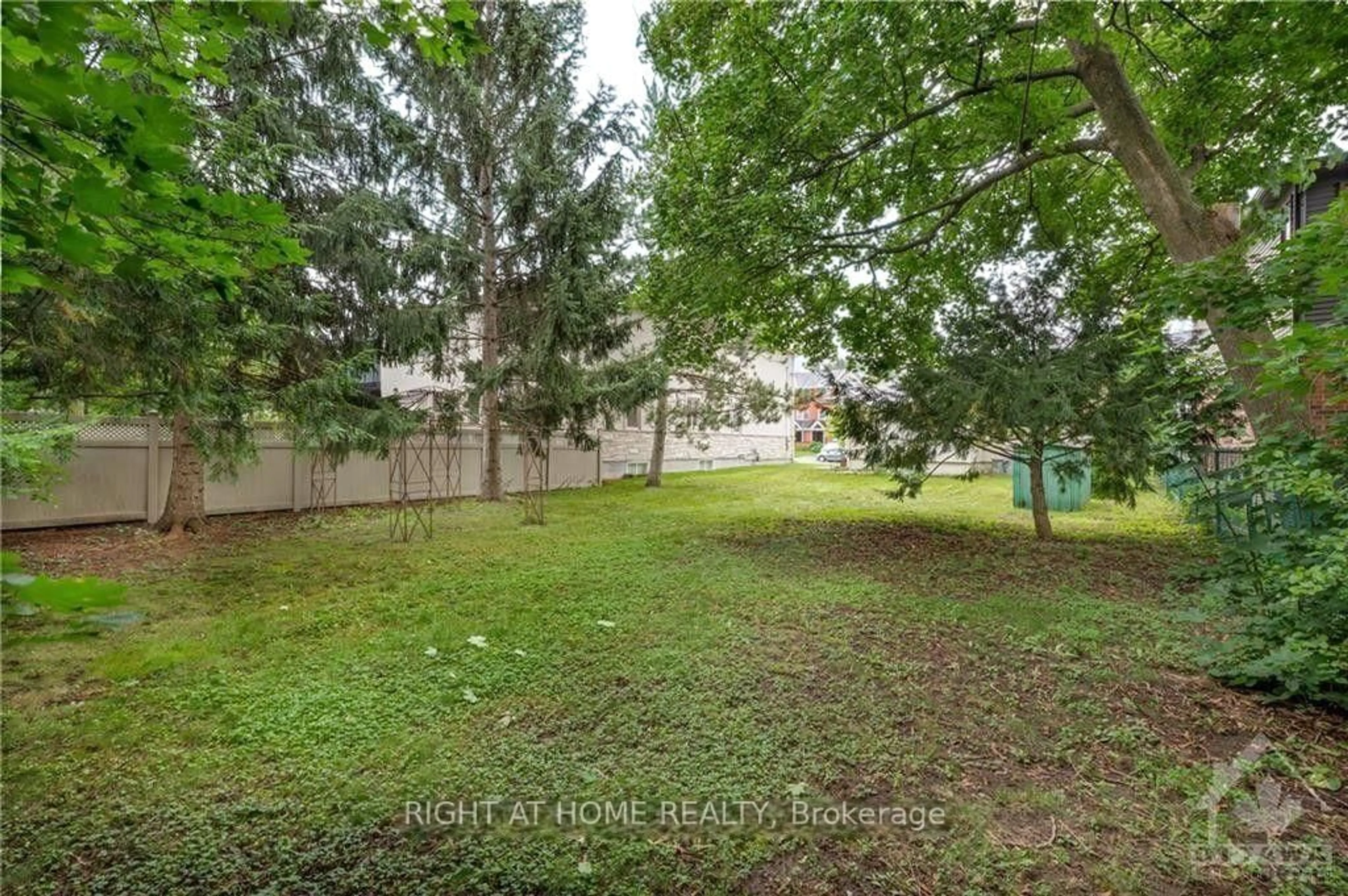 A pic from outside/outdoor area/front of a property/back of a property/a pic from drone, unknown for 827 Riddell Ave, Ottawa Ontario K2A 2V8