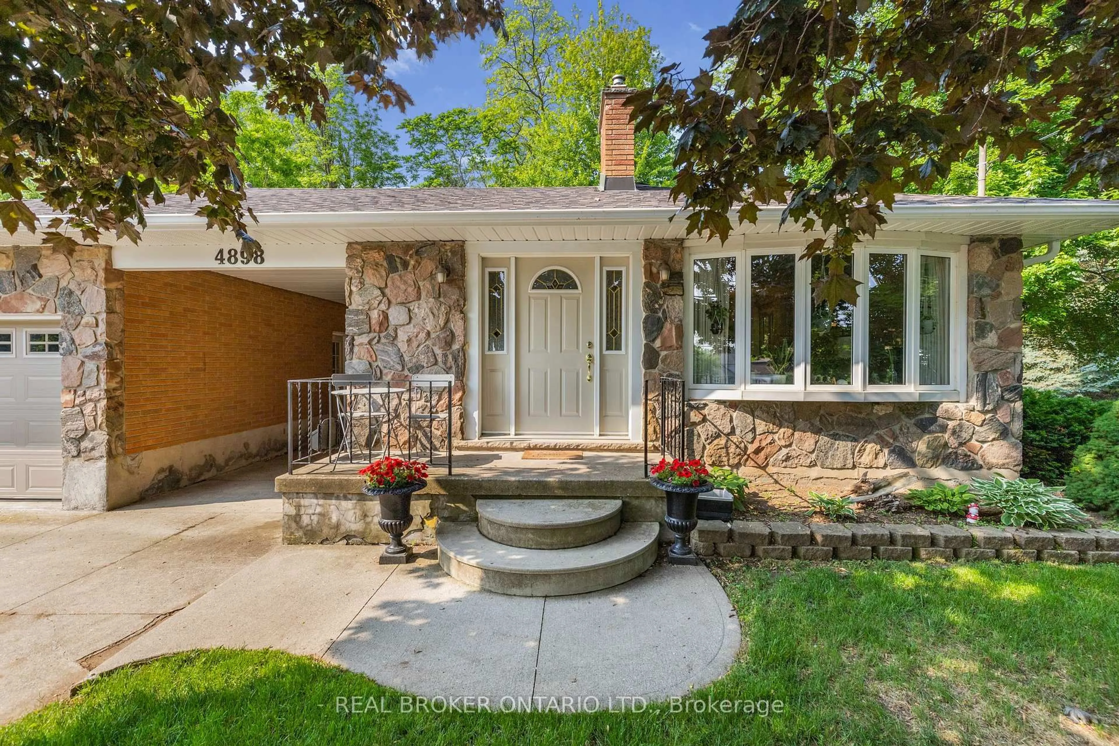Home with brick exterior material, street for 4898 King St, Lincoln Ontario L0R 1B6
