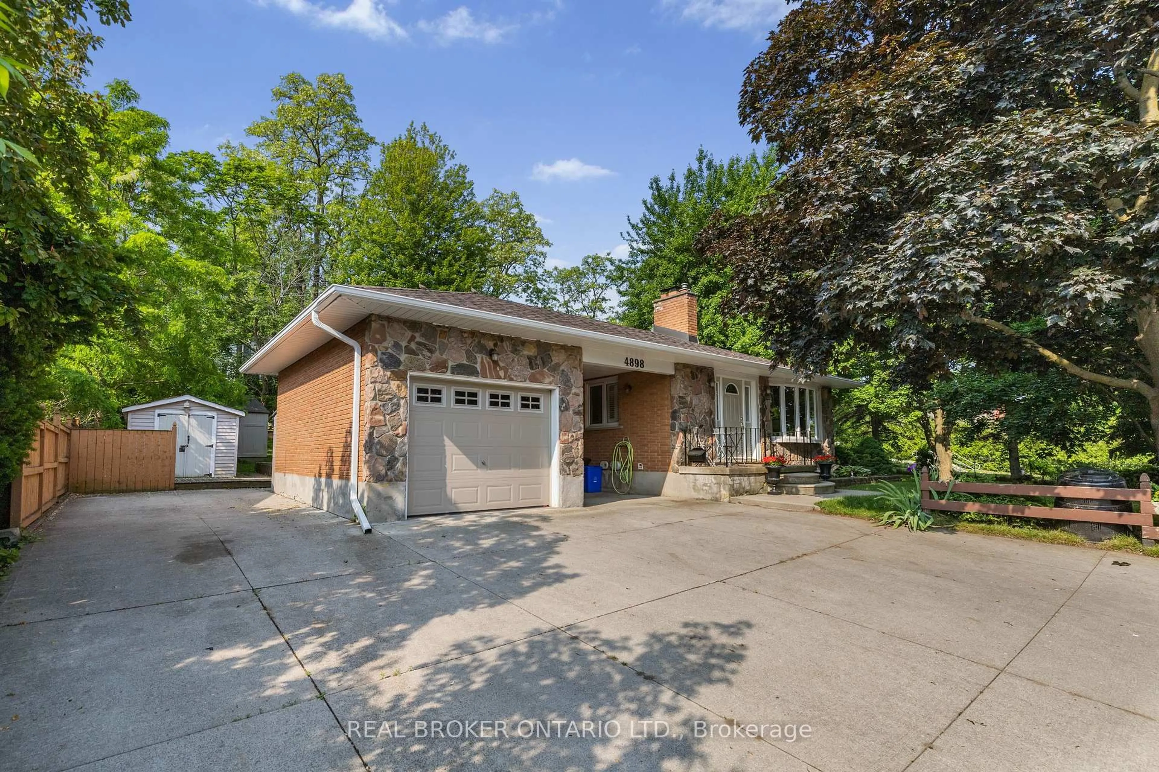 Home with brick exterior material, street for 4898 King St, Lincoln Ontario L0R 1B6