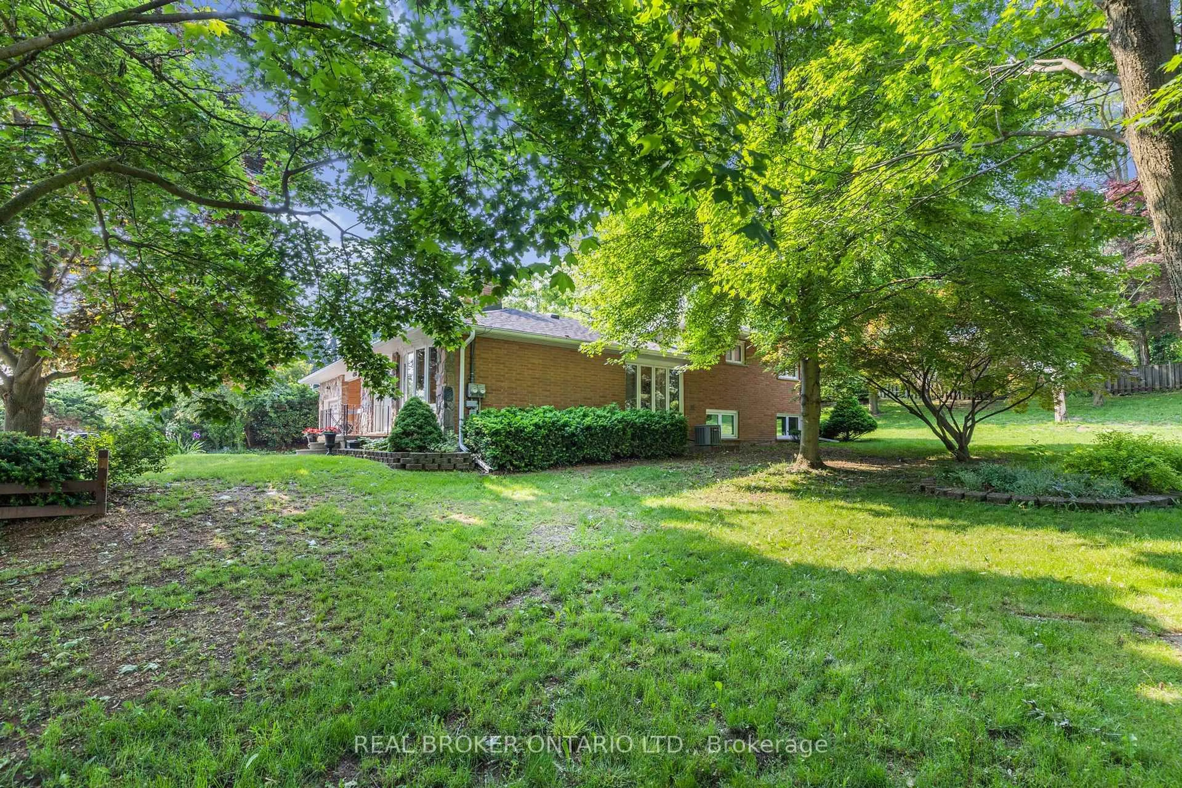 A pic from outside/outdoor area/front of a property/back of a property/a pic from drone, unknown for 4898 King St, Lincoln Ontario L0R 1B6