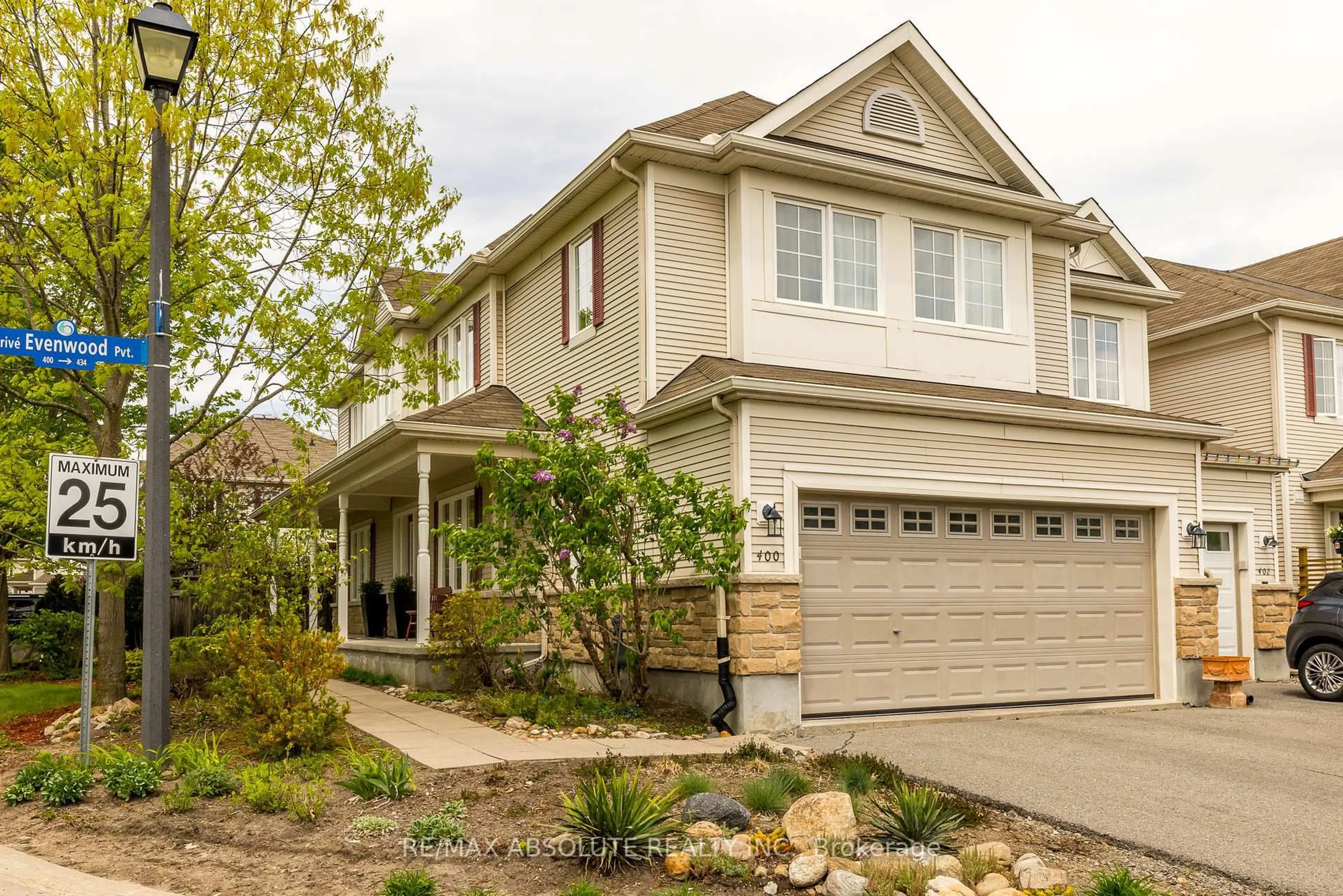 Home with vinyl exterior material, street for 400 Evenwood Private, Ottawa Ontario K2J 0E5