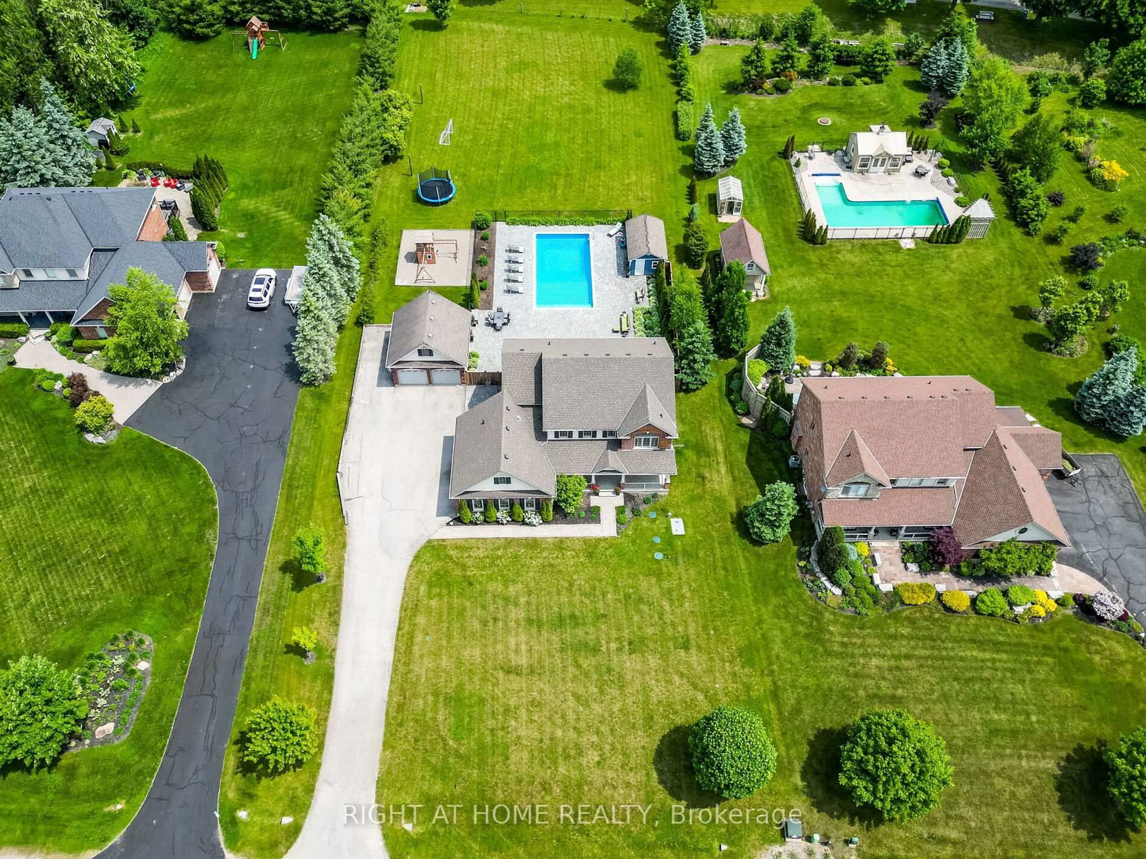 A pic from outside/outdoor area/front of a property/back of a property/a pic from drone, unknown for 27 Armstrong St, Erin Ontario N0B 1T0