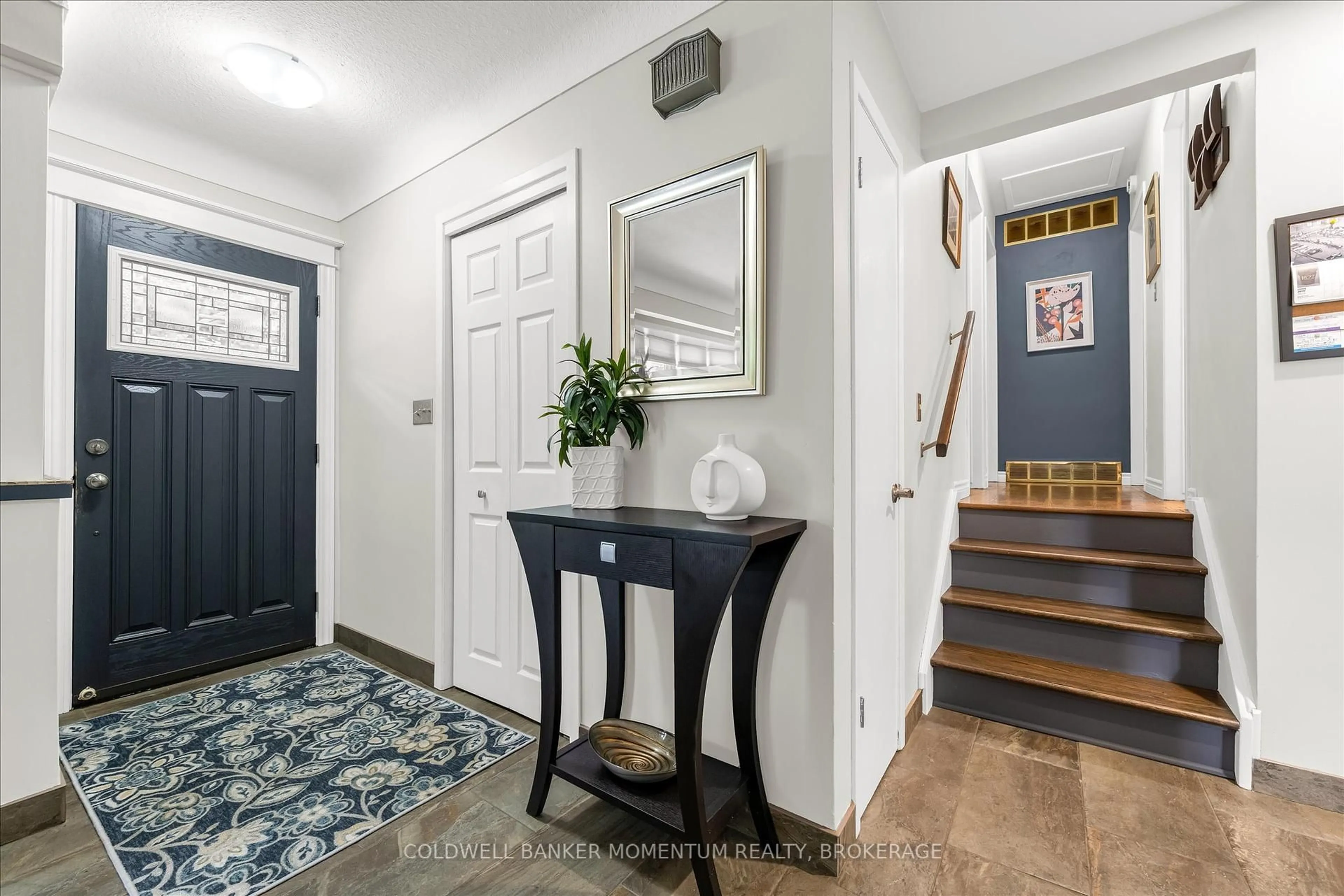 Indoor entryway for 2 Clipper Bay, St. Catharines Ontario L2M 4E3