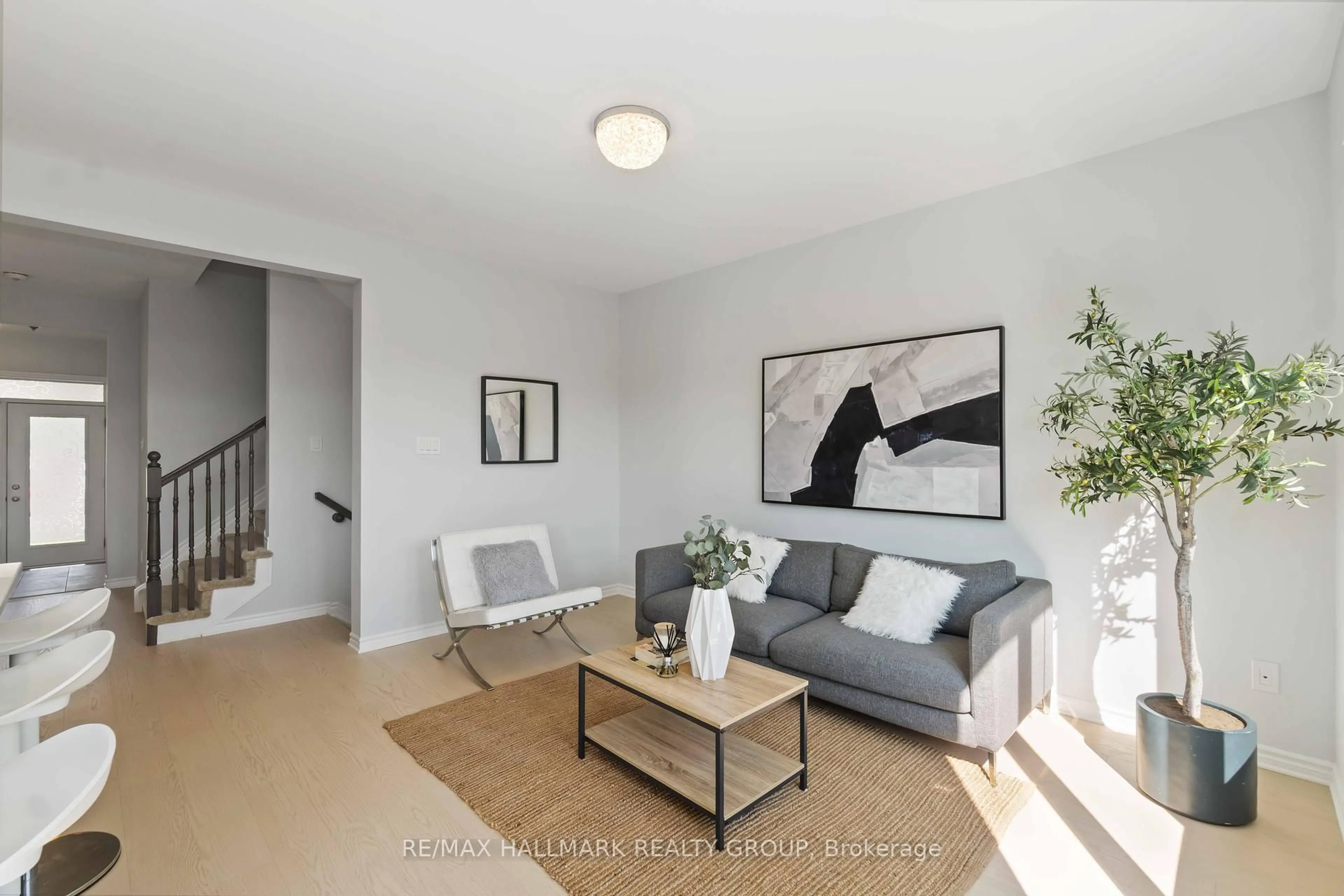 Living room with furniture, unknown for 402 Edgevalley Crt, Stittsville Ontario K2S 2R3
