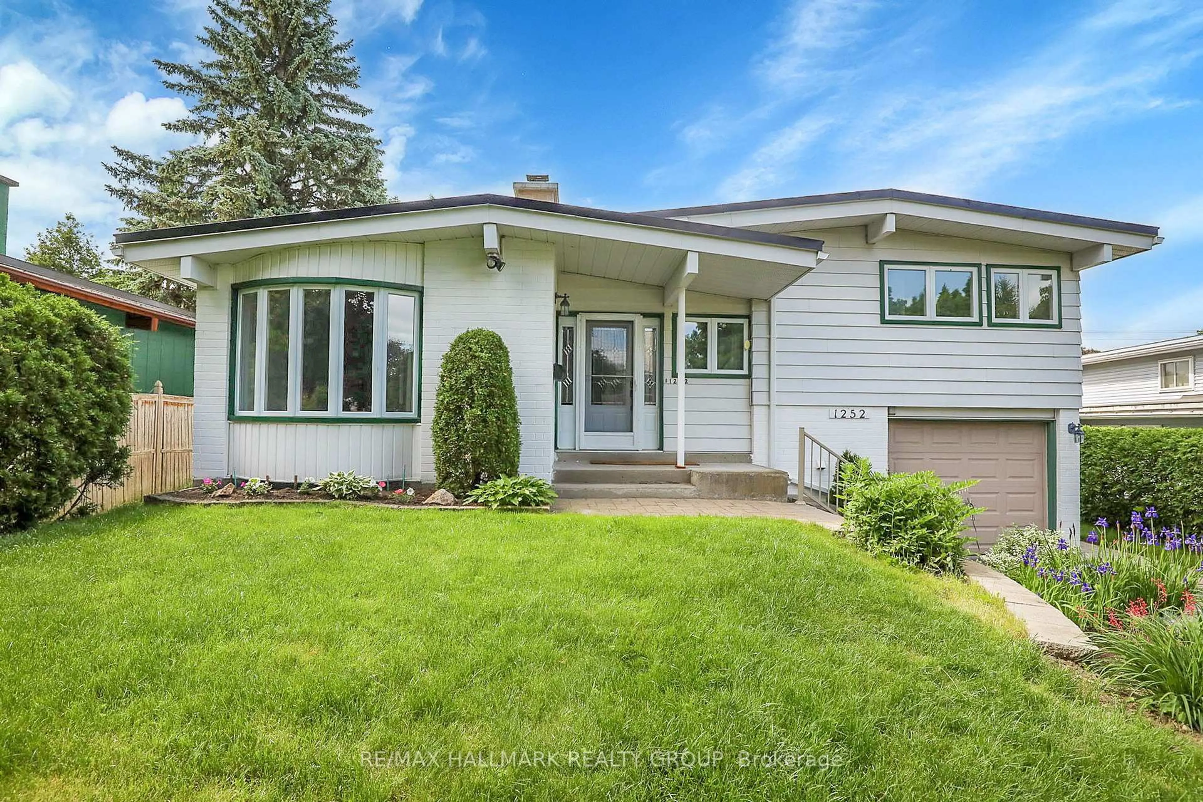 Home with vinyl exterior material, street for 1252 BONNIE Cres, Ottawa Ontario K2C 1Z9