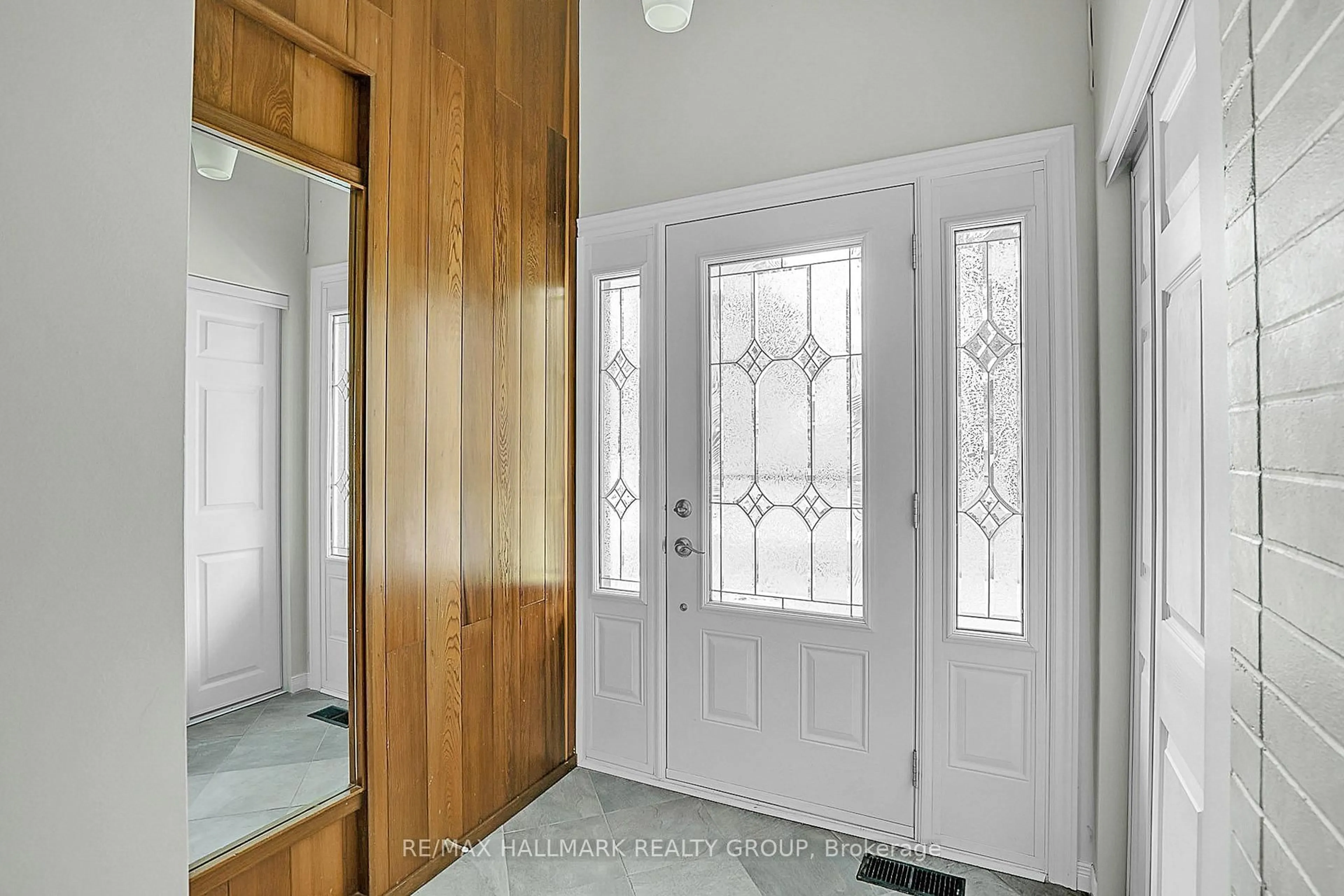 Indoor entryway for 1252 BONNIE Cres, Ottawa Ontario K2C 1Z9