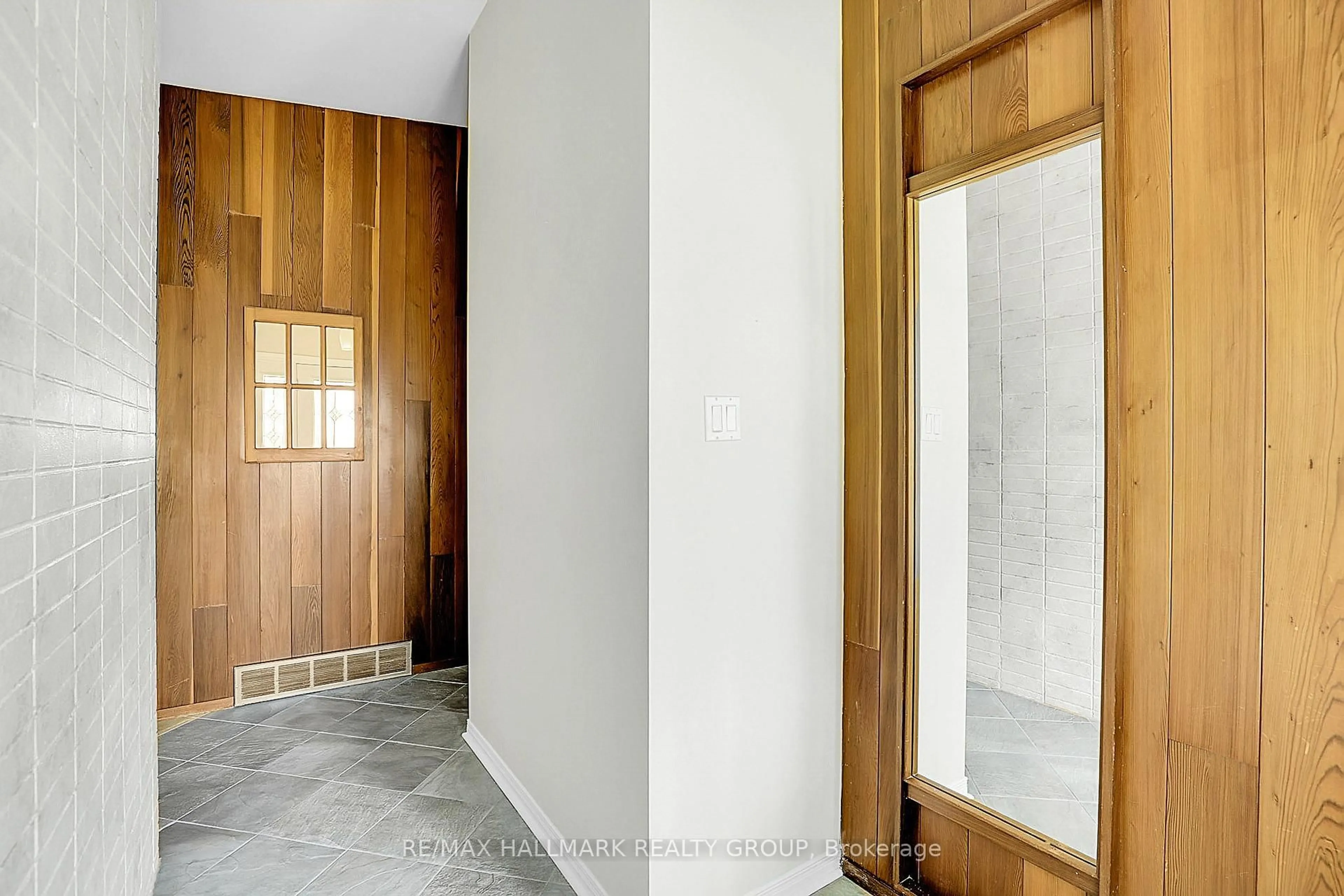 Indoor entryway for 1252 BONNIE Cres, Ottawa Ontario K2C 1Z9