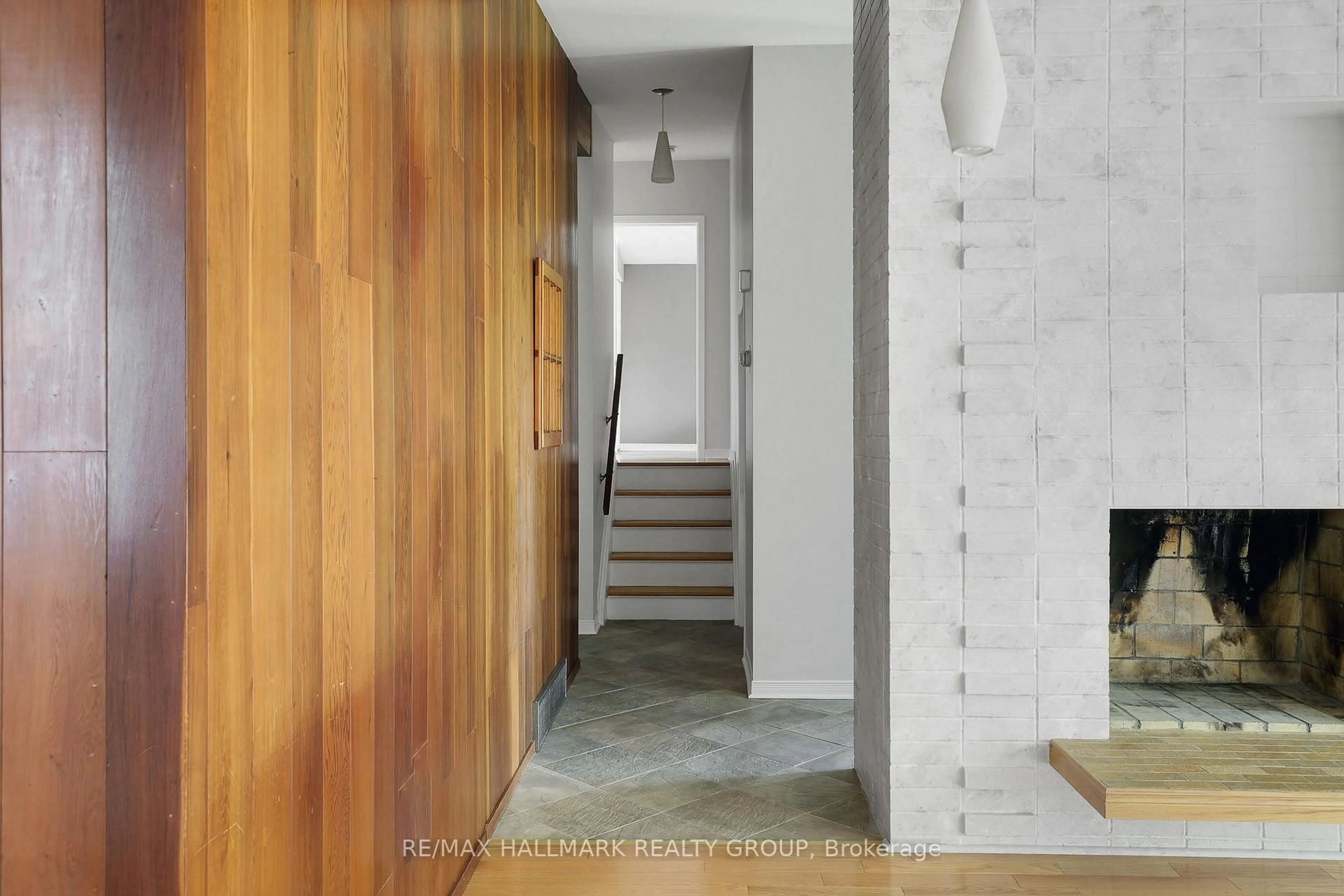 Indoor entryway for 1252 BONNIE Cres, Ottawa Ontario K2C 1Z9