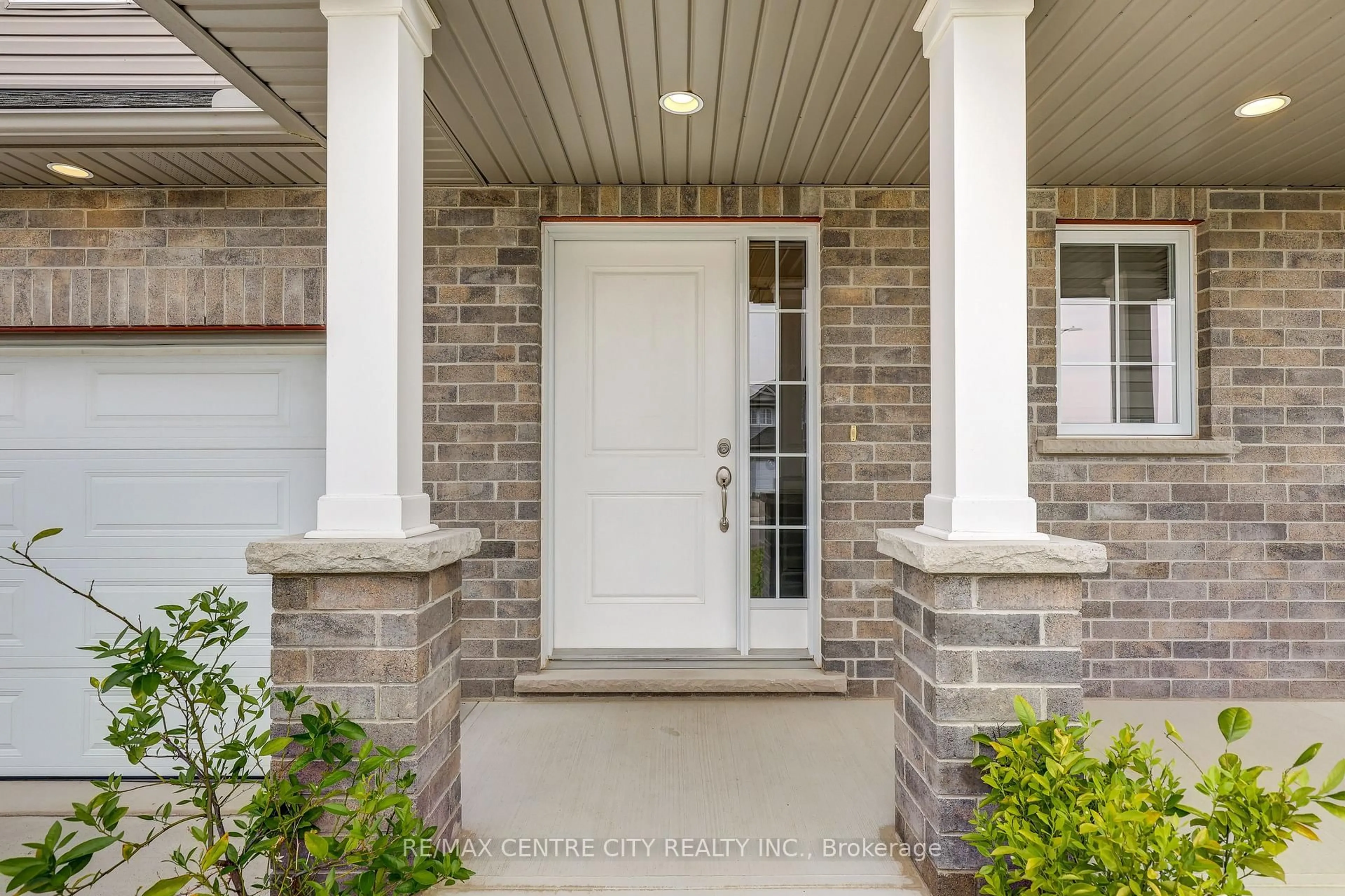 Indoor entryway for 74 Pearl St, Tillsonburg Ontario N4G 0A3