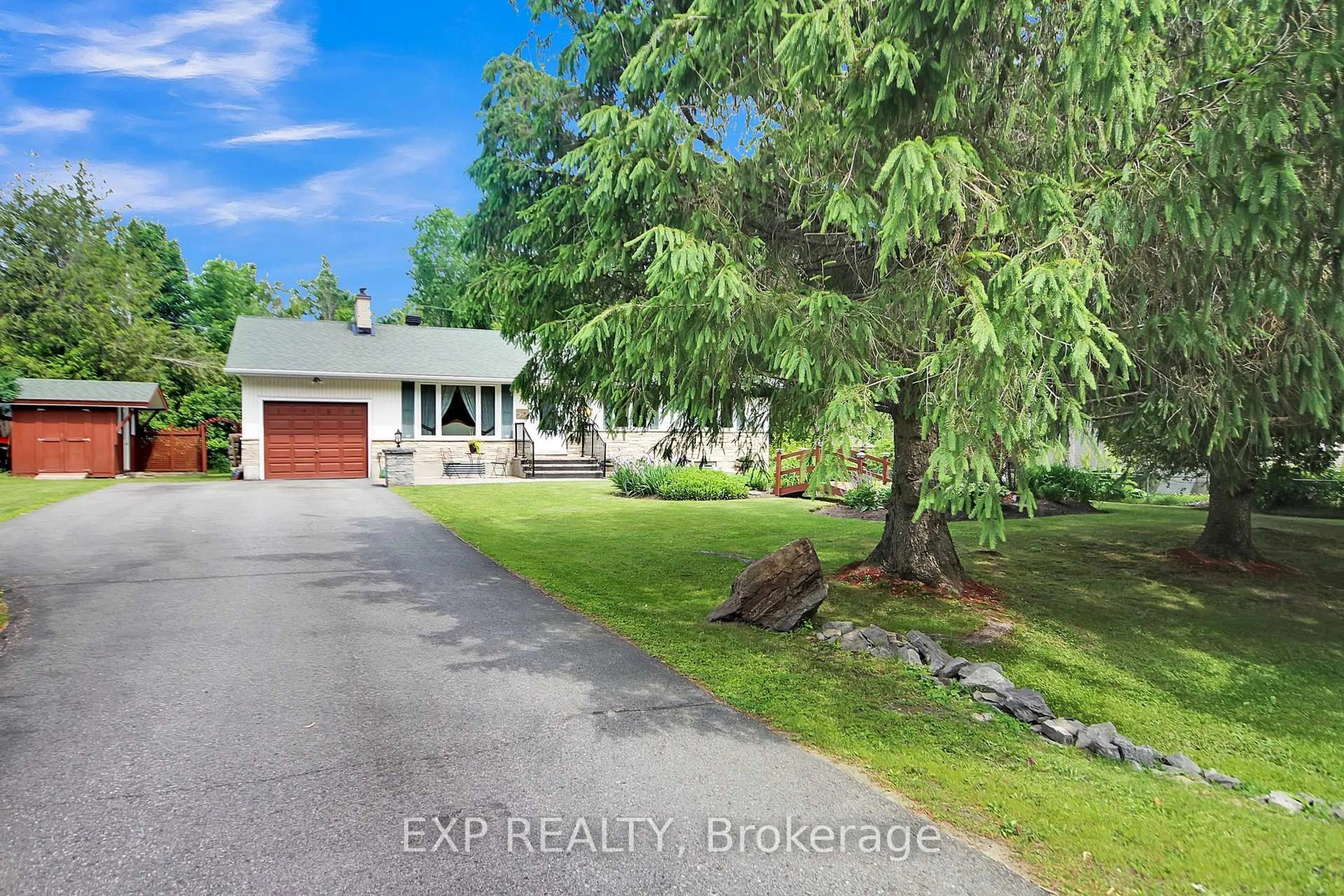 A pic from outside/outdoor area/front of a property/back of a property/a pic from drone, street for 1989 Rideau Rd, Ottawa Ontario K1X 1E1