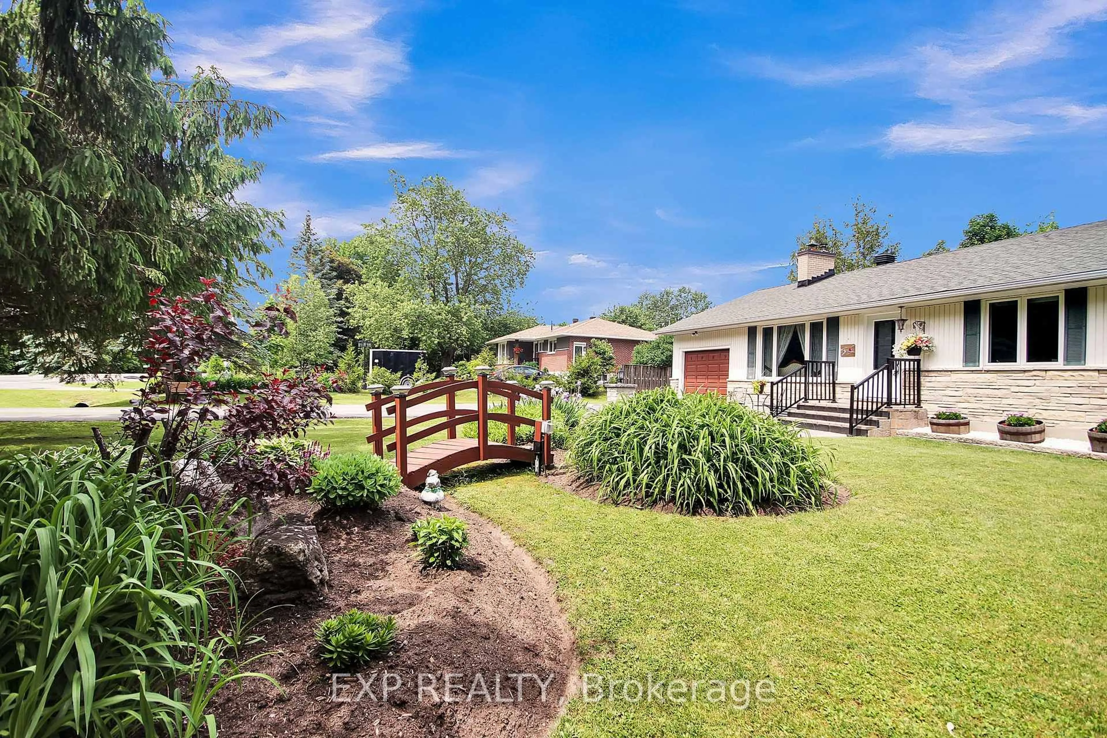 A pic from outside/outdoor area/front of a property/back of a property/a pic from drone, water/lake/river/ocean view for 1989 Rideau Rd, Ottawa Ontario K1X 1E1