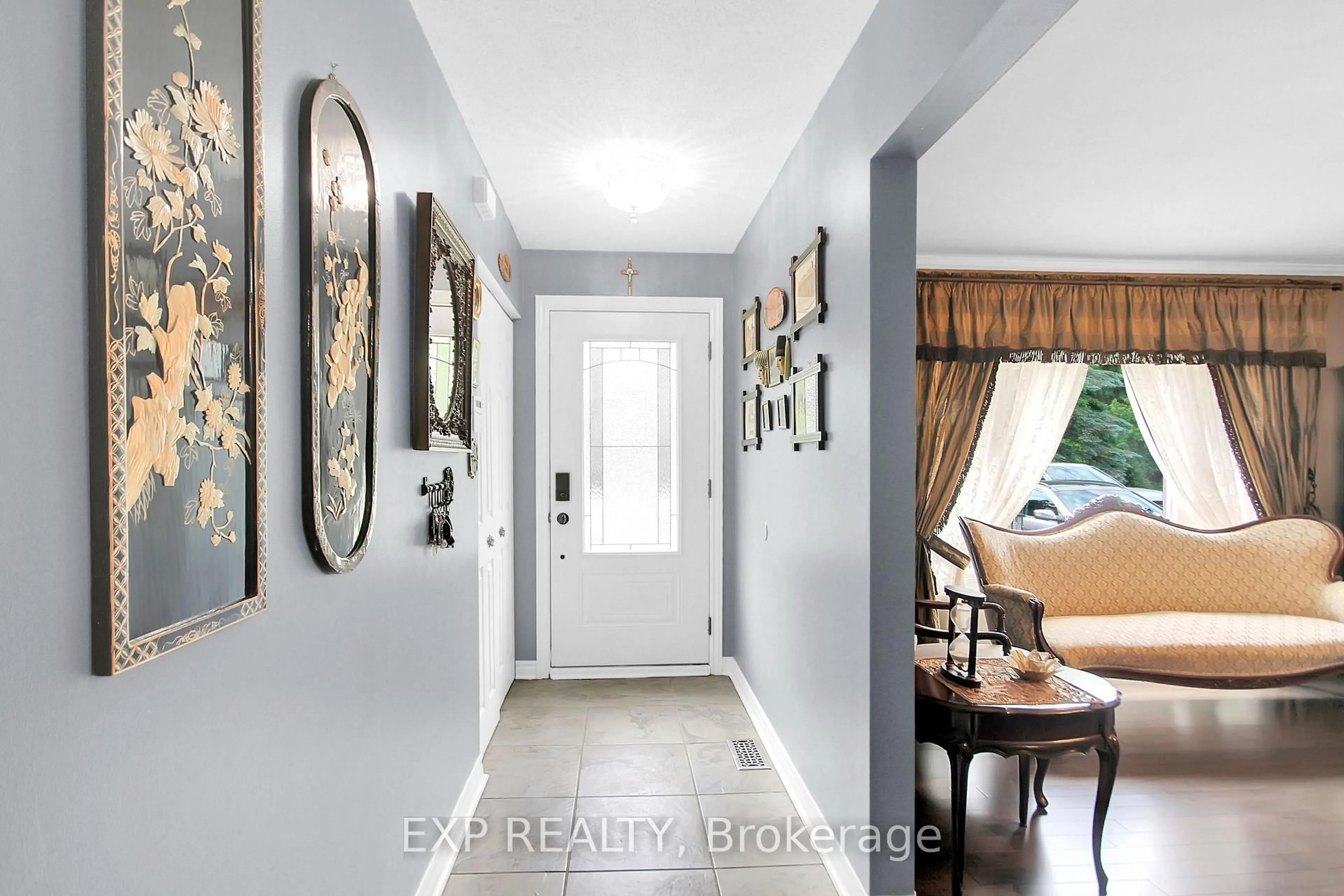 Indoor entryway for 1989 Rideau Rd, Ottawa Ontario K1X 1E1
