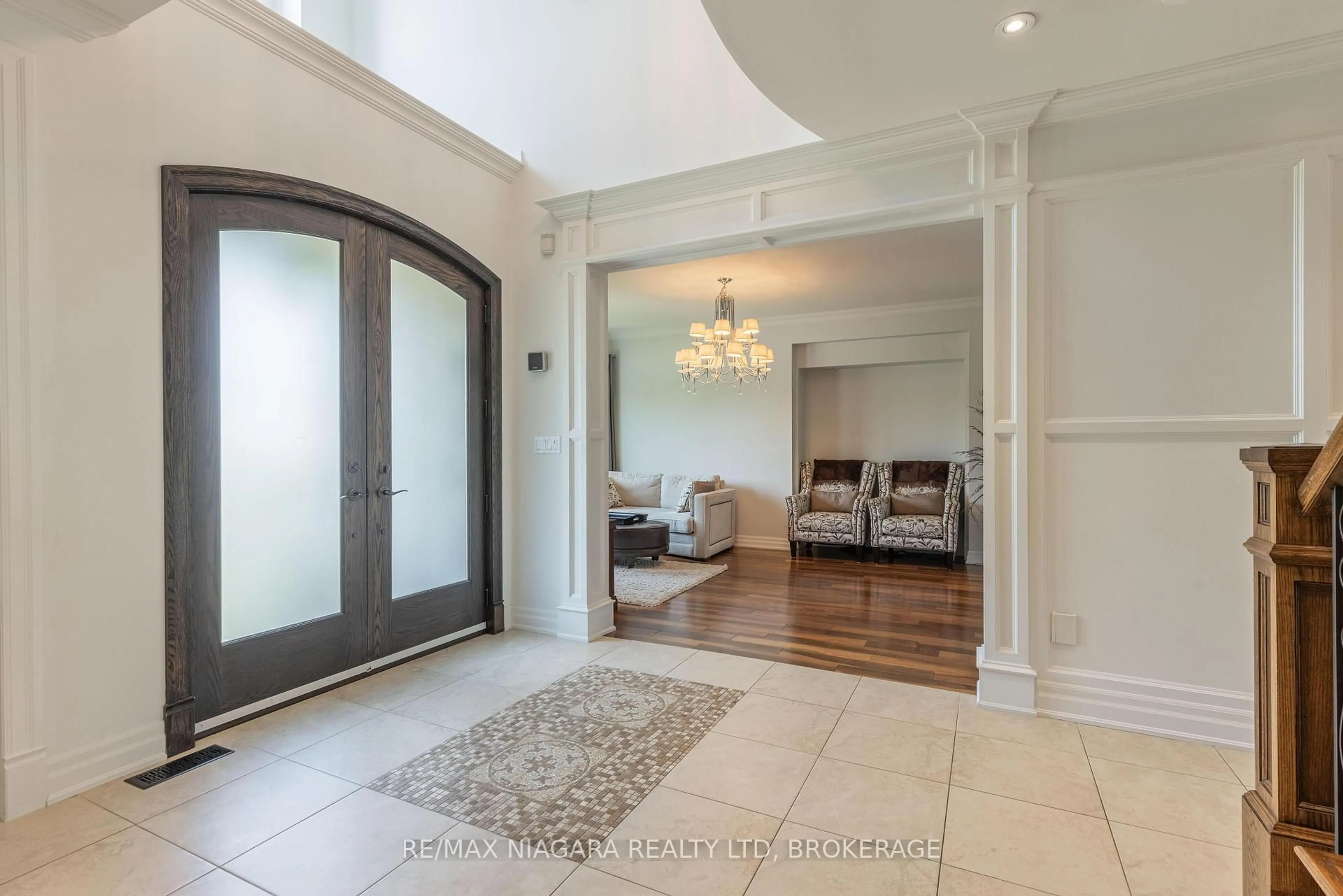 Indoor entryway for 8829 Joseph Crt, Niagara Falls Ontario L2H 3P1