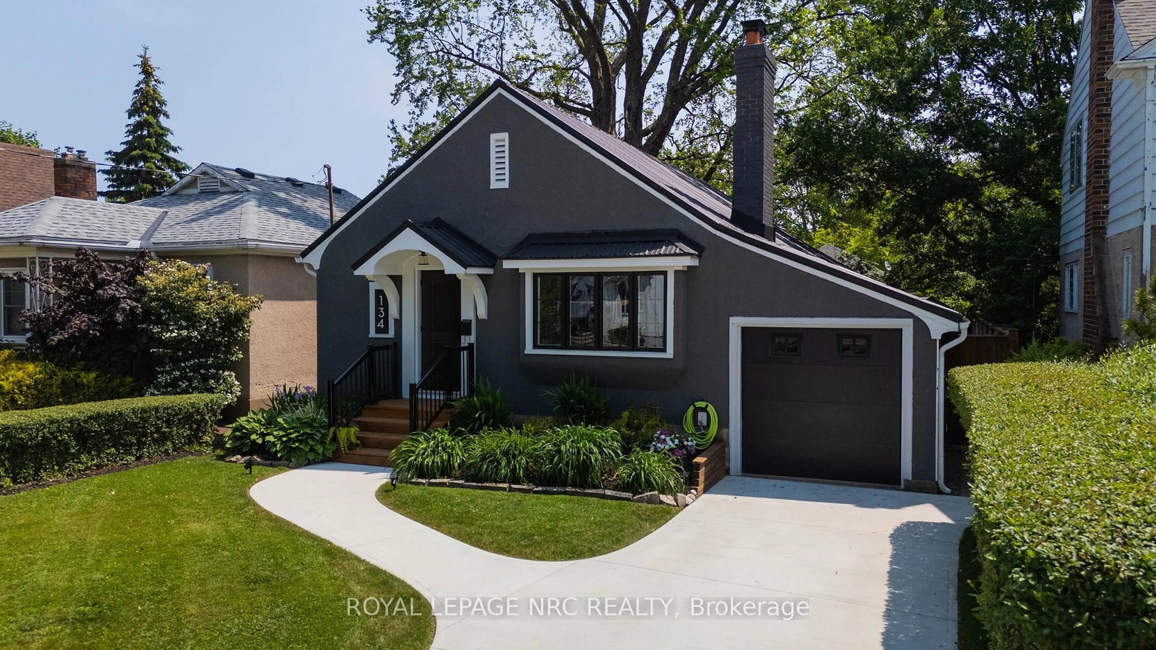 Home with vinyl exterior material, street for 134 George St, St. Catharines Ontario L2R 5P3
