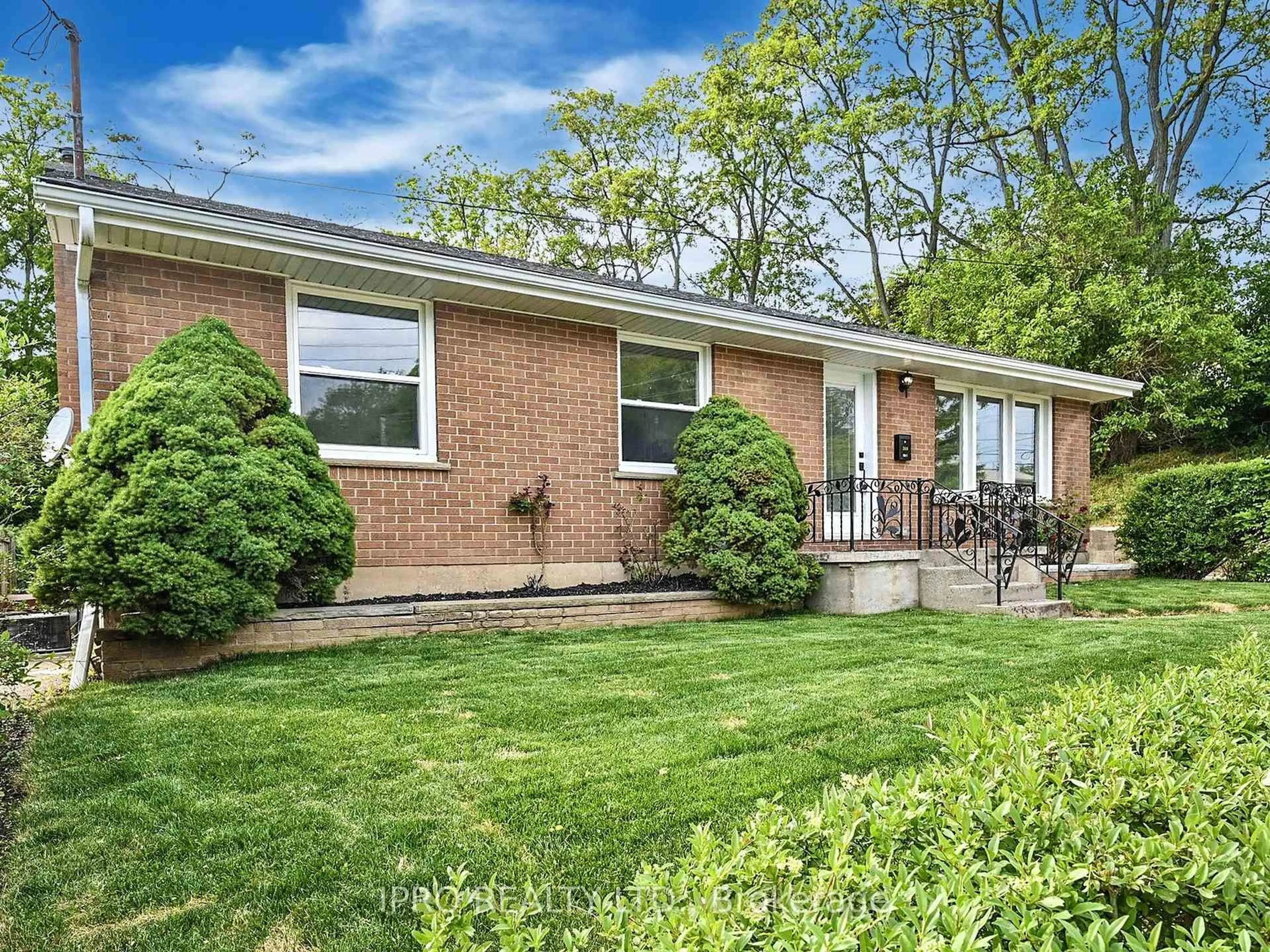 Home with brick exterior material, street for 360 West St, Brantford Ontario N3R 3V7