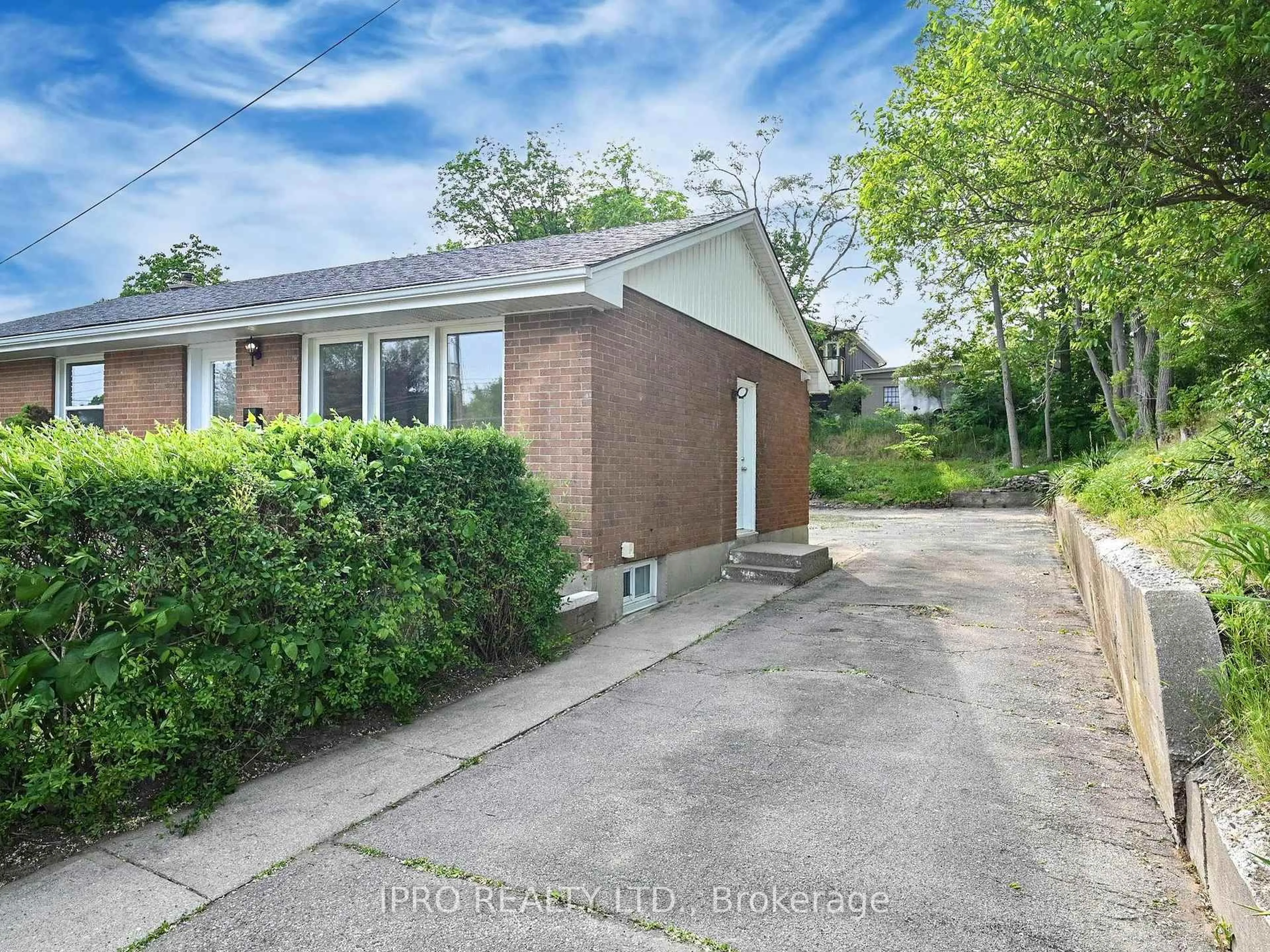 A pic from outside/outdoor area/front of a property/back of a property/a pic from drone, street for 360 West St, Brantford Ontario N3R 3V7